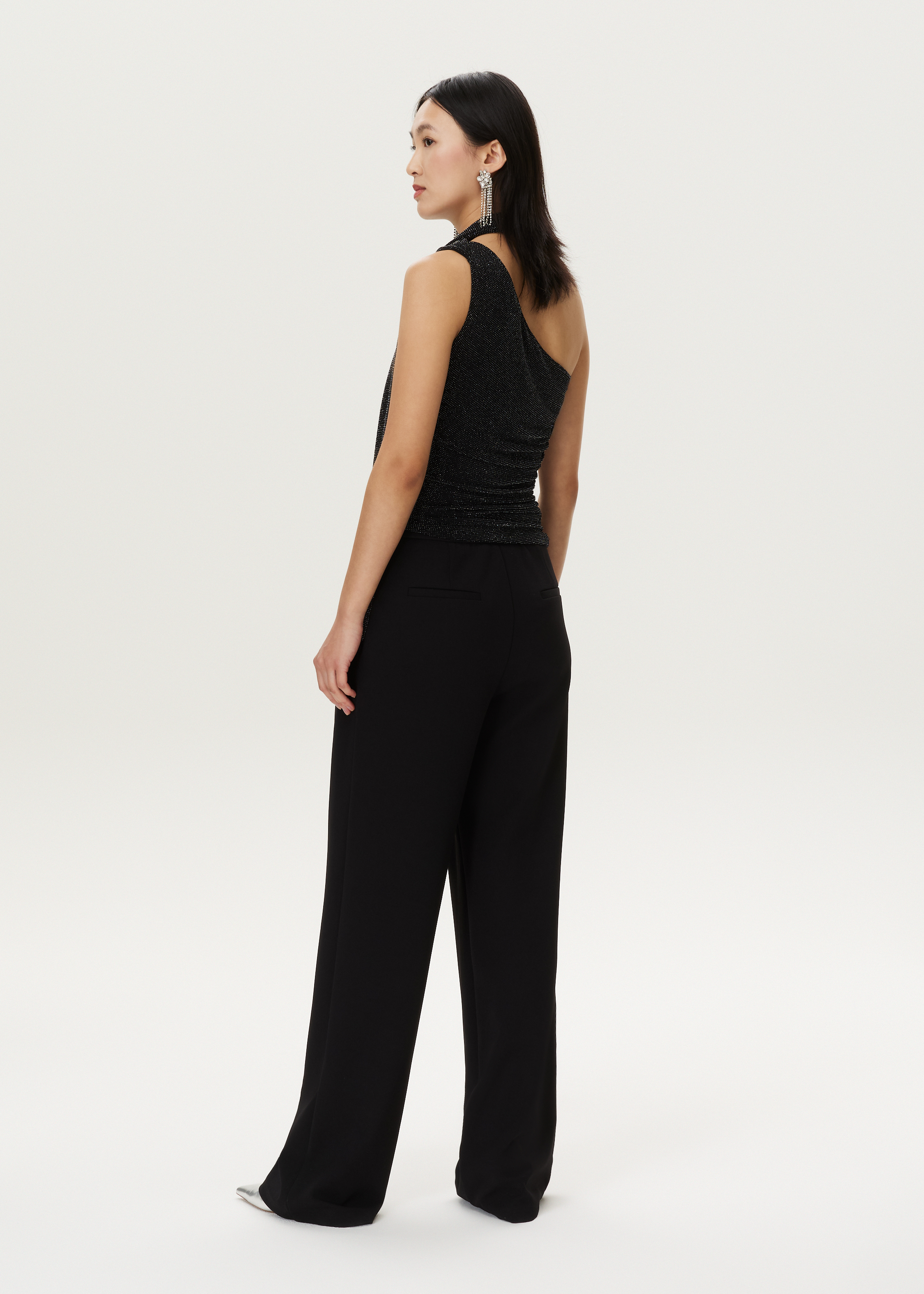 One-shoulder lurex top met scarf