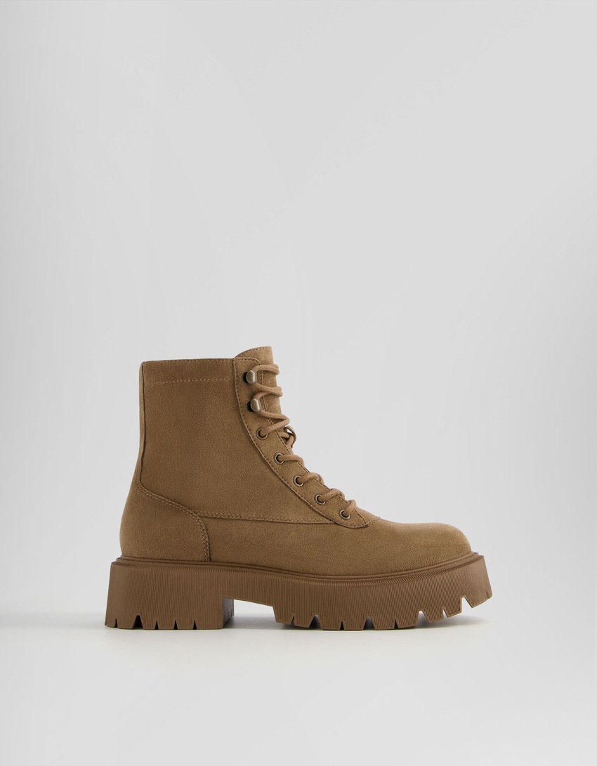 Botas de cano curto com plataforma e cadarço