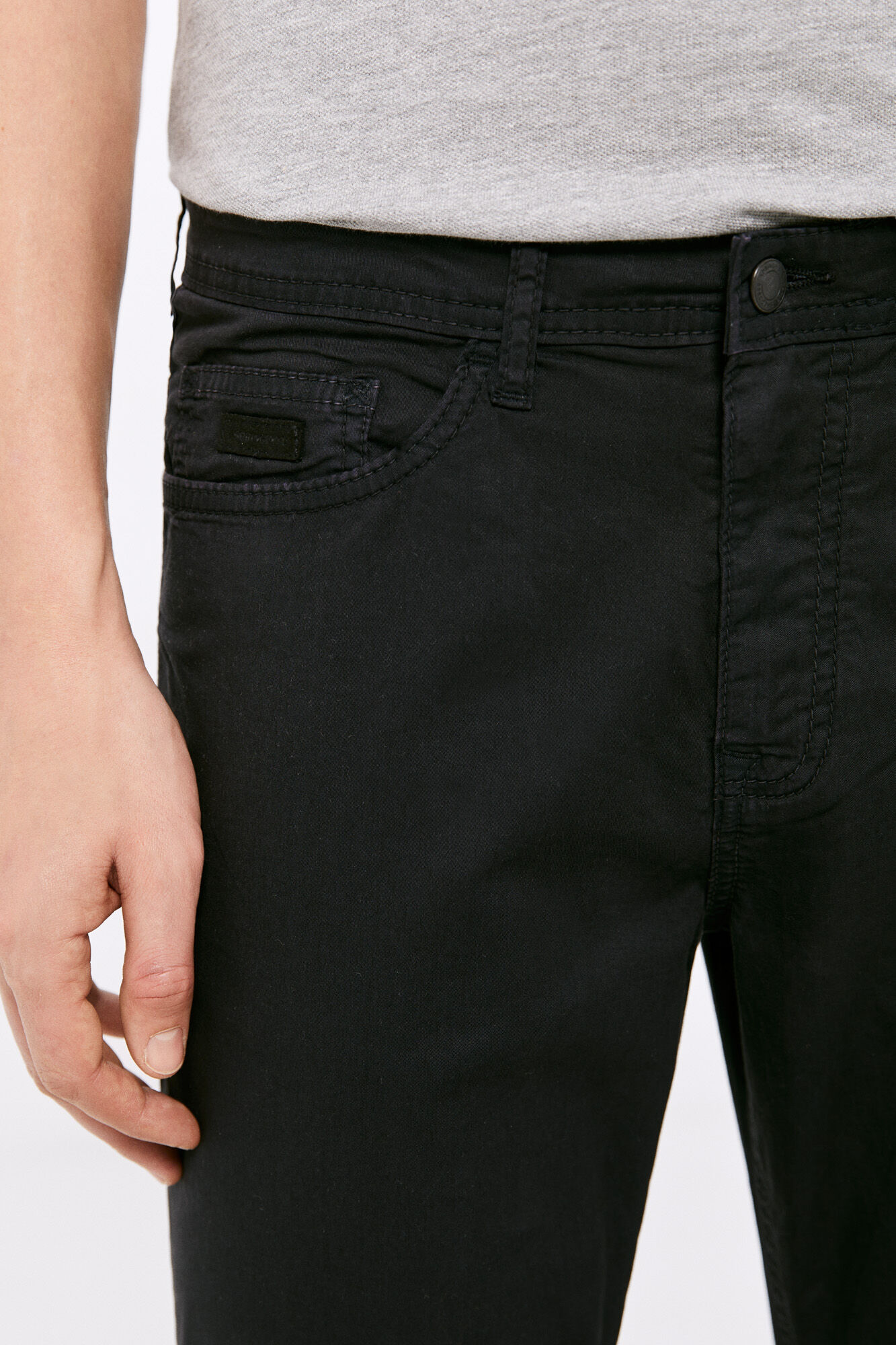 Calça com 5 bolsos, cor clara, lavagem slim - preta