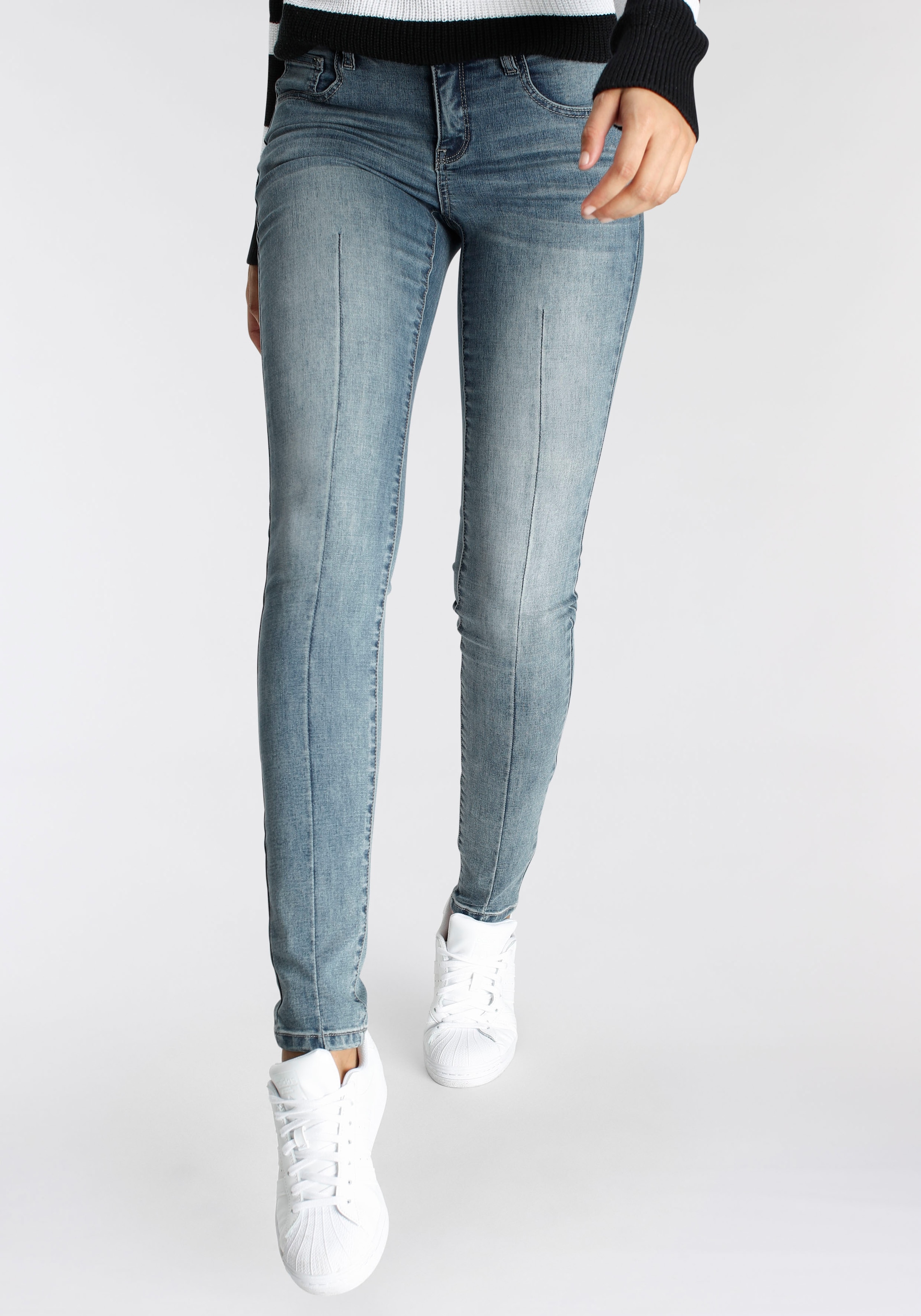 Arizona Skinny-fit-Jeans »Ultra-Stretch, sehr bequem, gut zu kombinieren« extra-eng geschnittene Beinform,  normale Leibhöhe
