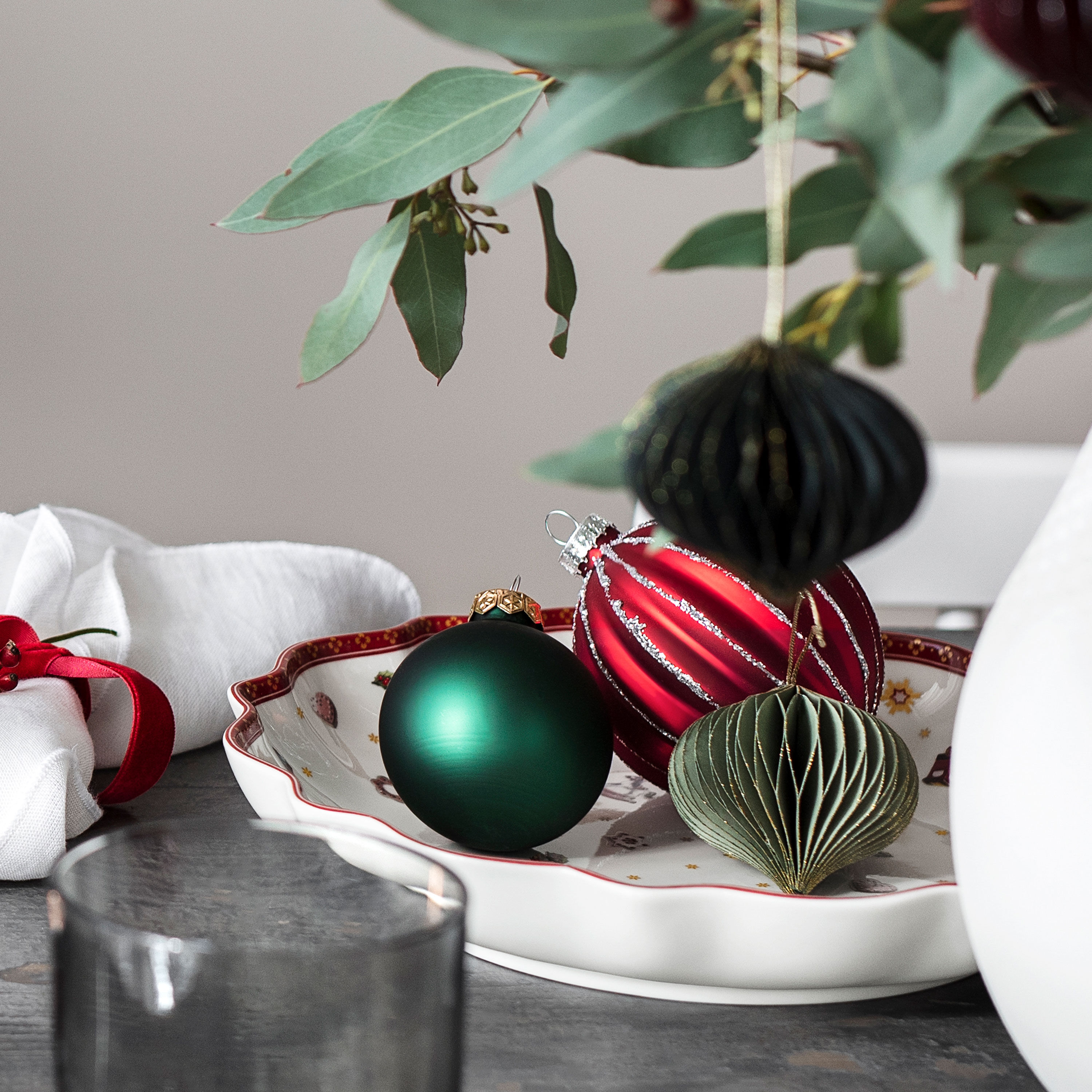 Toy's Delight Centerpiece bowl Red, 17 oz, Premium Porcelain