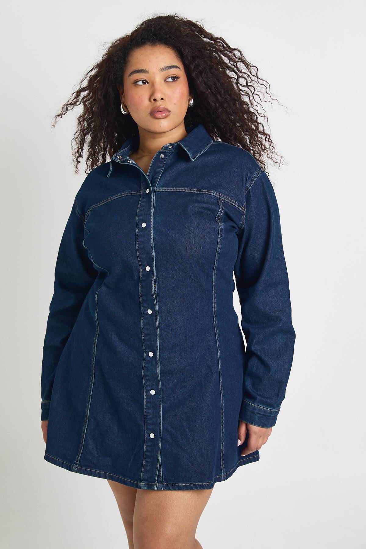 boohoo Robe Patineuse en Denim Grande Taille à Boutons avec Taille Cintrée