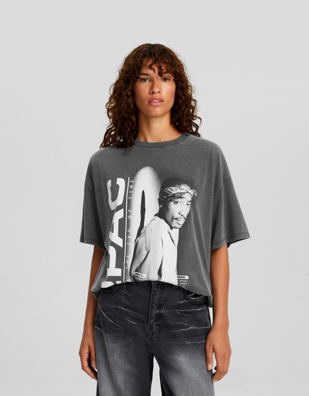 Camiseta de manga curta com estampa desbotada do Tupac