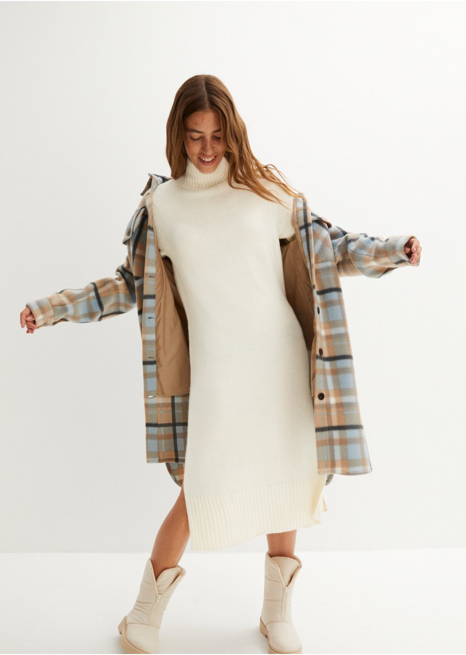 Robe en maille longueur midi avec col montant et fentes