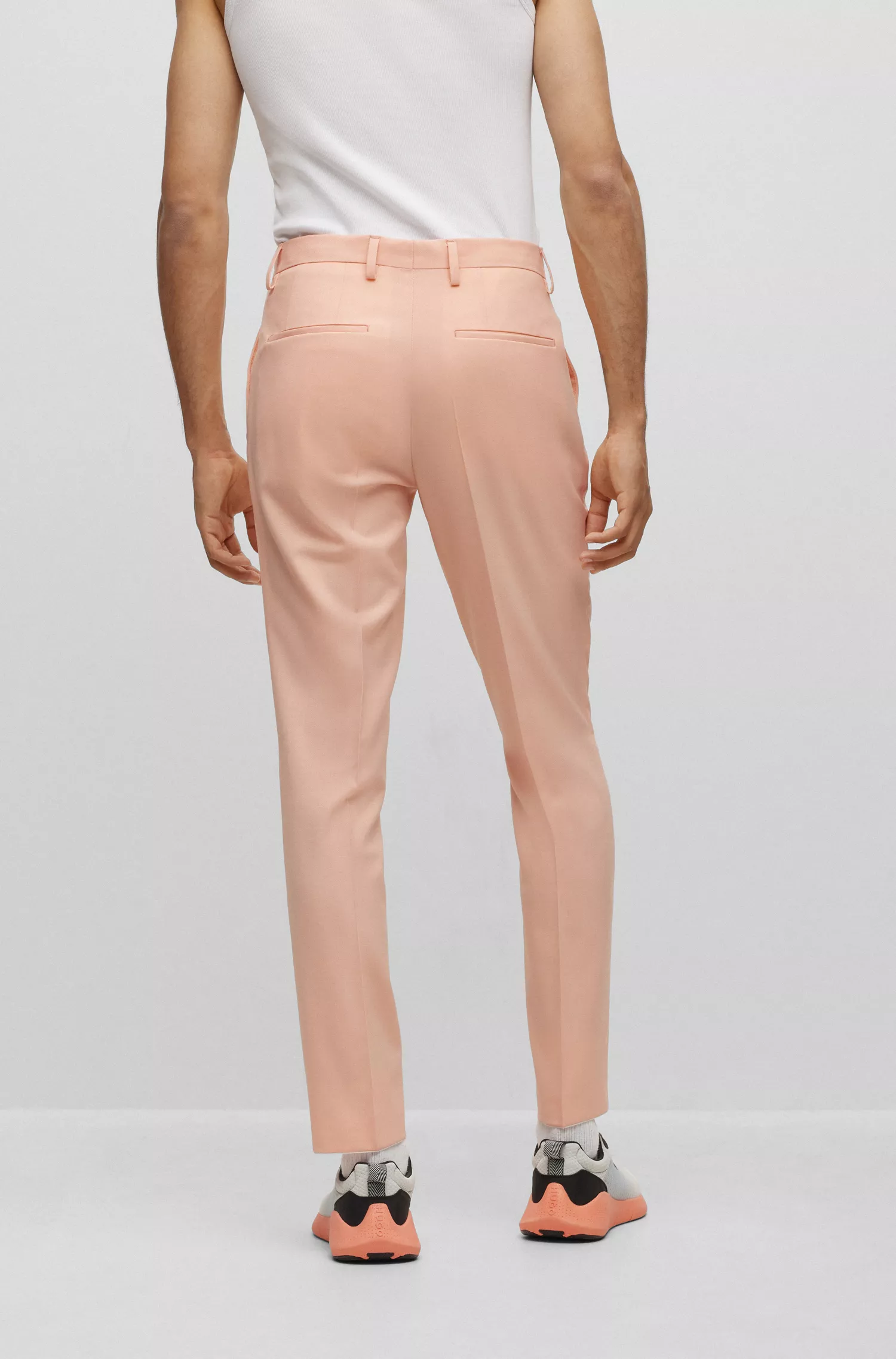 Terno HUGO vermelho, corte slim, em tecido elástico de alta performance com estampa.
