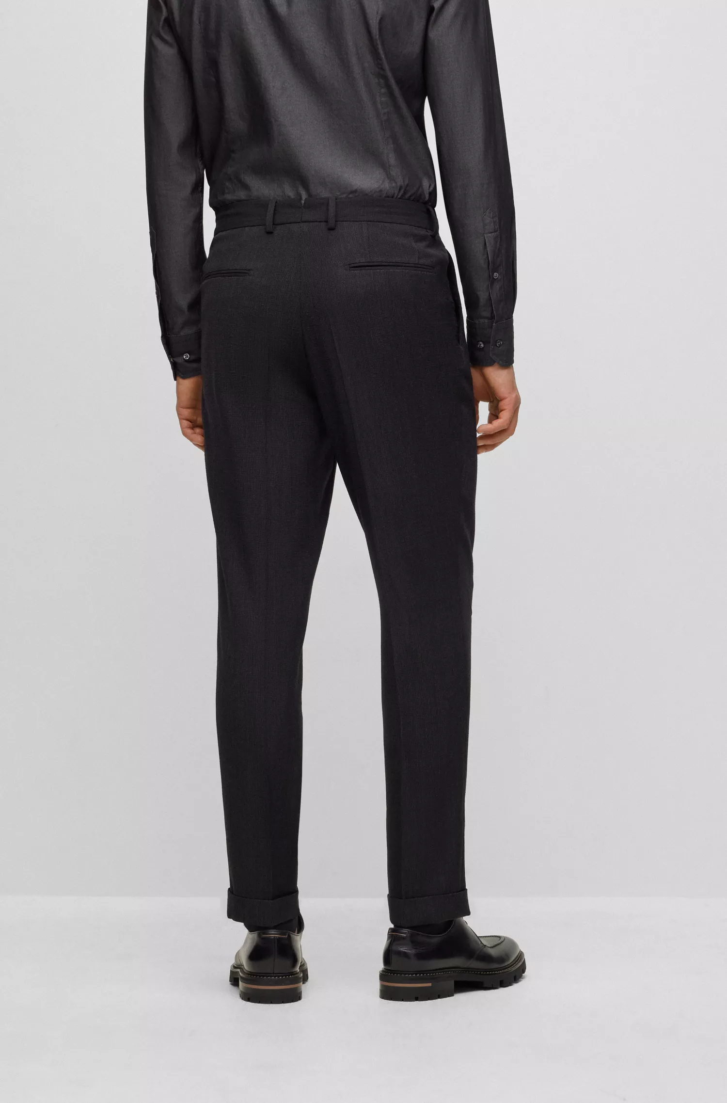 Terno BOSS cor camelo, corte slim, em mistura de lã com microestampa.