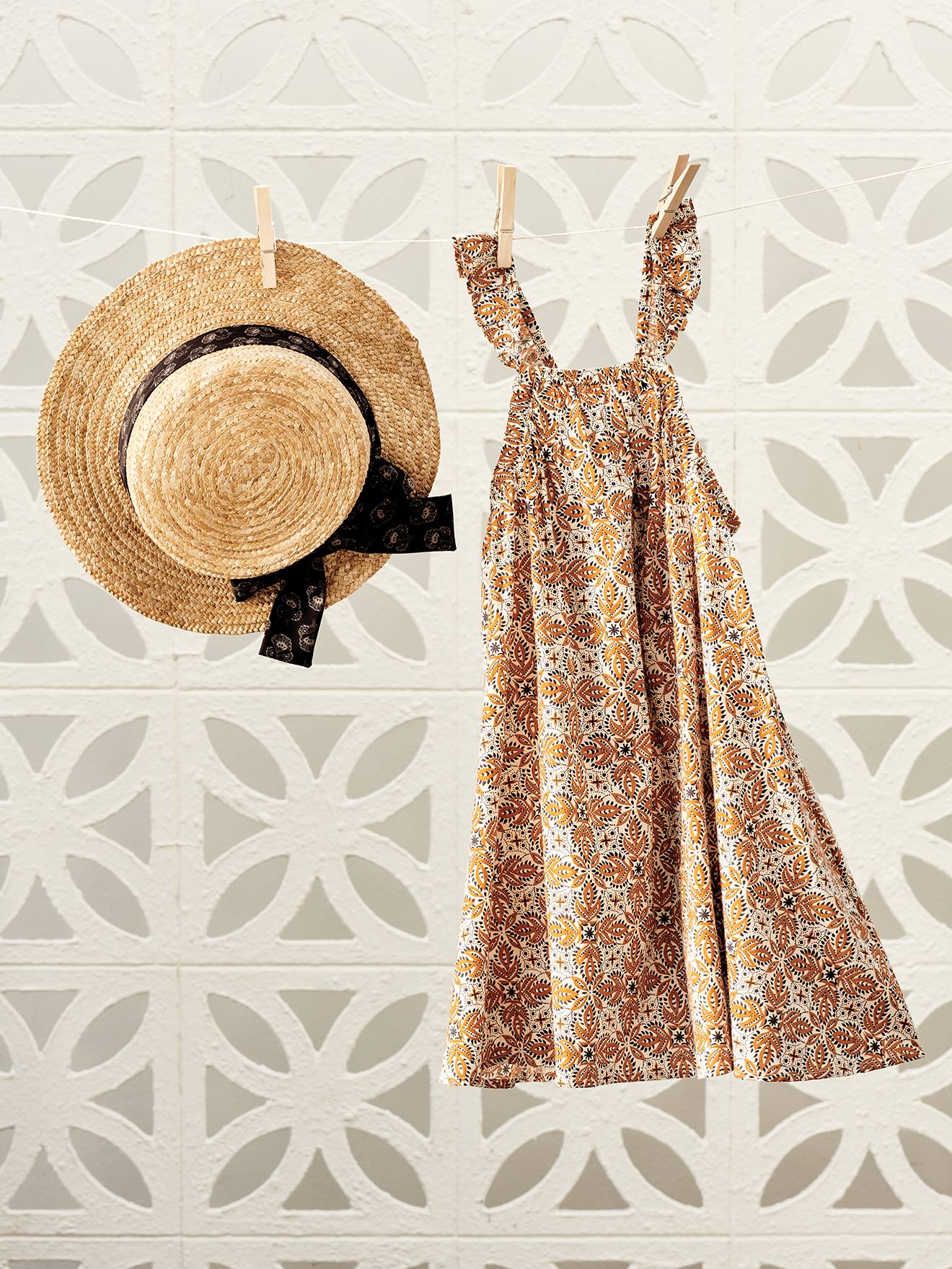 Vestido curto off-white com alças finas, babados e estampa étnica para meninas.