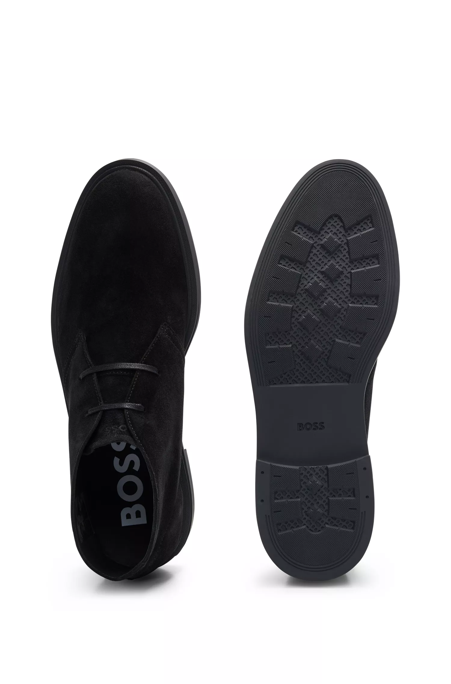 Botas desert BOSS em camurça preta com detalhe de faixa exclusiva.