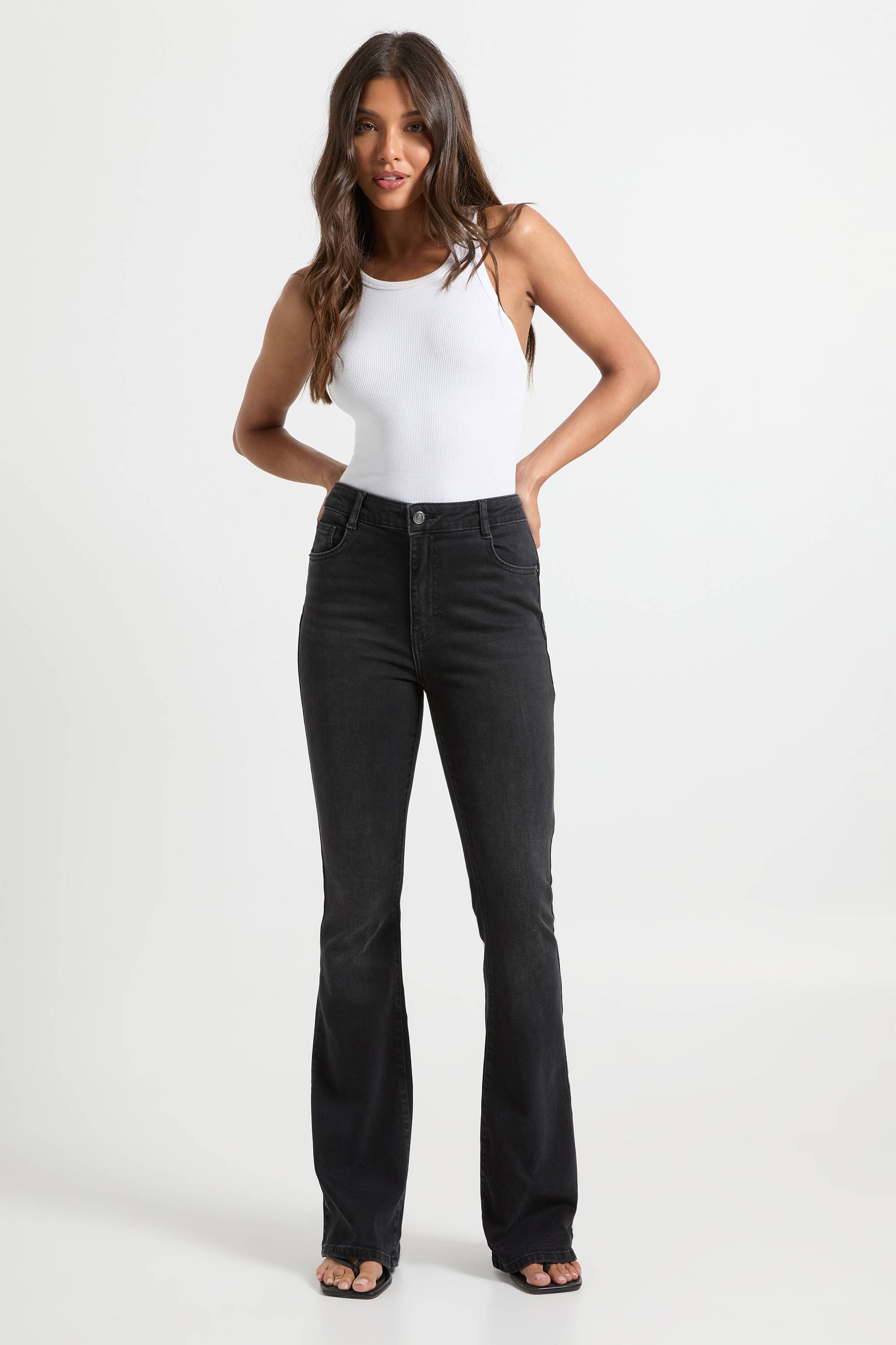 boohoo Jean flare taille haute sublimant les fesses