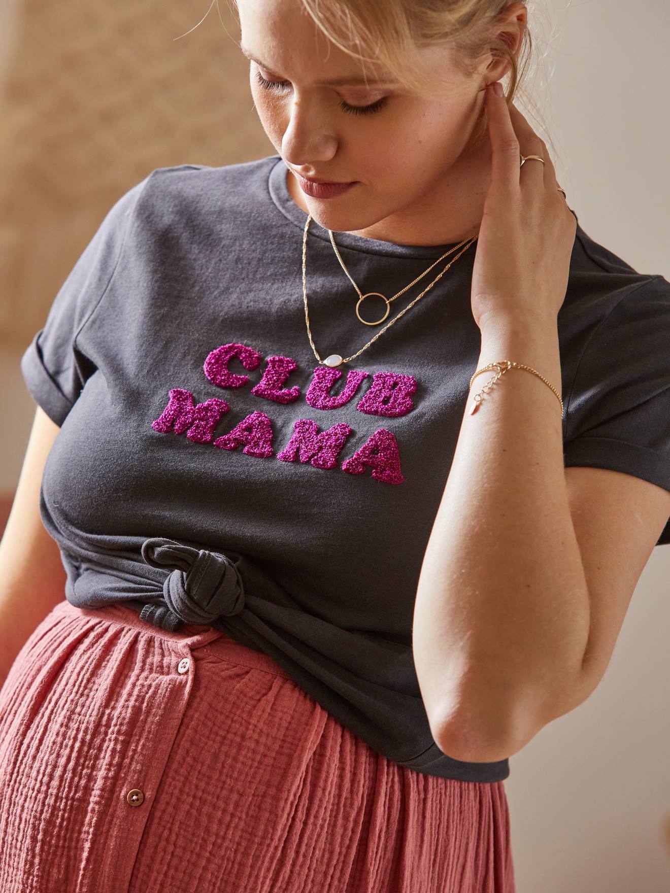Camiseta com mensagem sobre gravidez e amamentação, personalizável, lisa, em algodão orgânico cinza escuro com estampas.