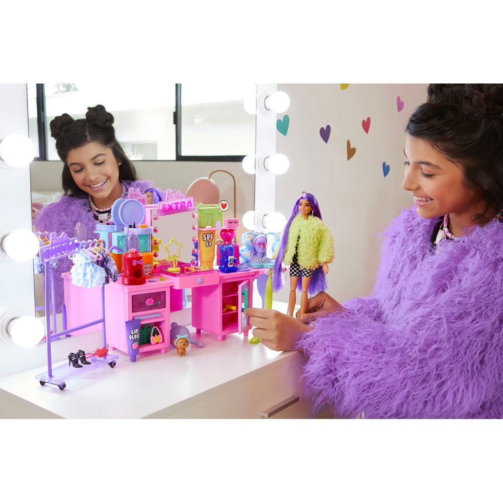 Barbie Extra Puppe und Schminktisch-Spielset mit 45 Accessoires