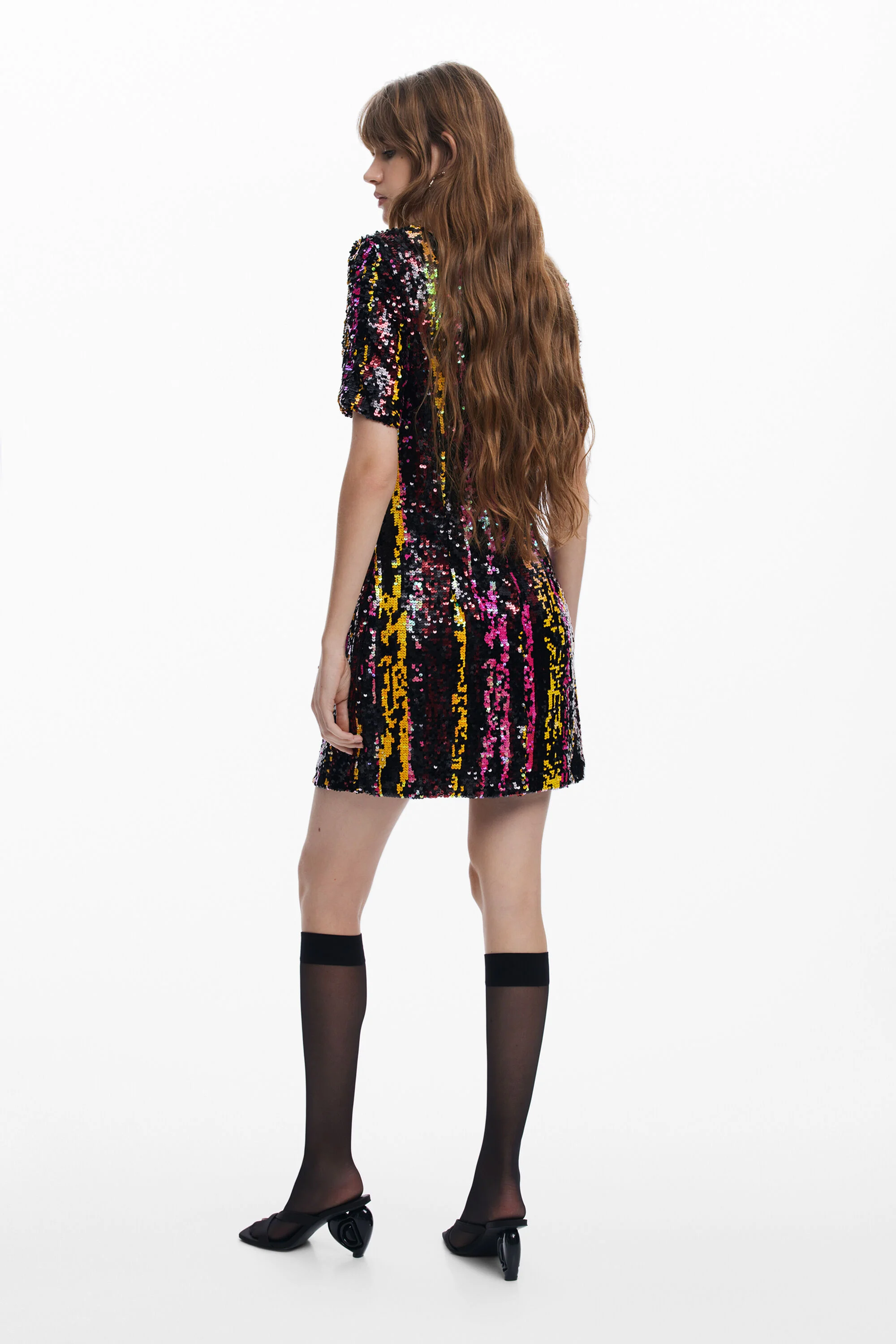 Vestido curto com lantejoulas