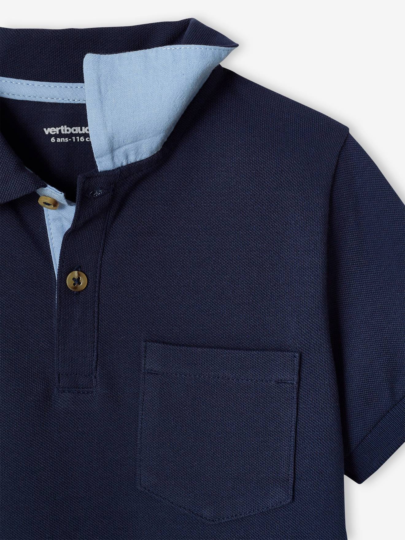 Look do menino: camisa polo de malha piqué e bermuda azul-marinho.