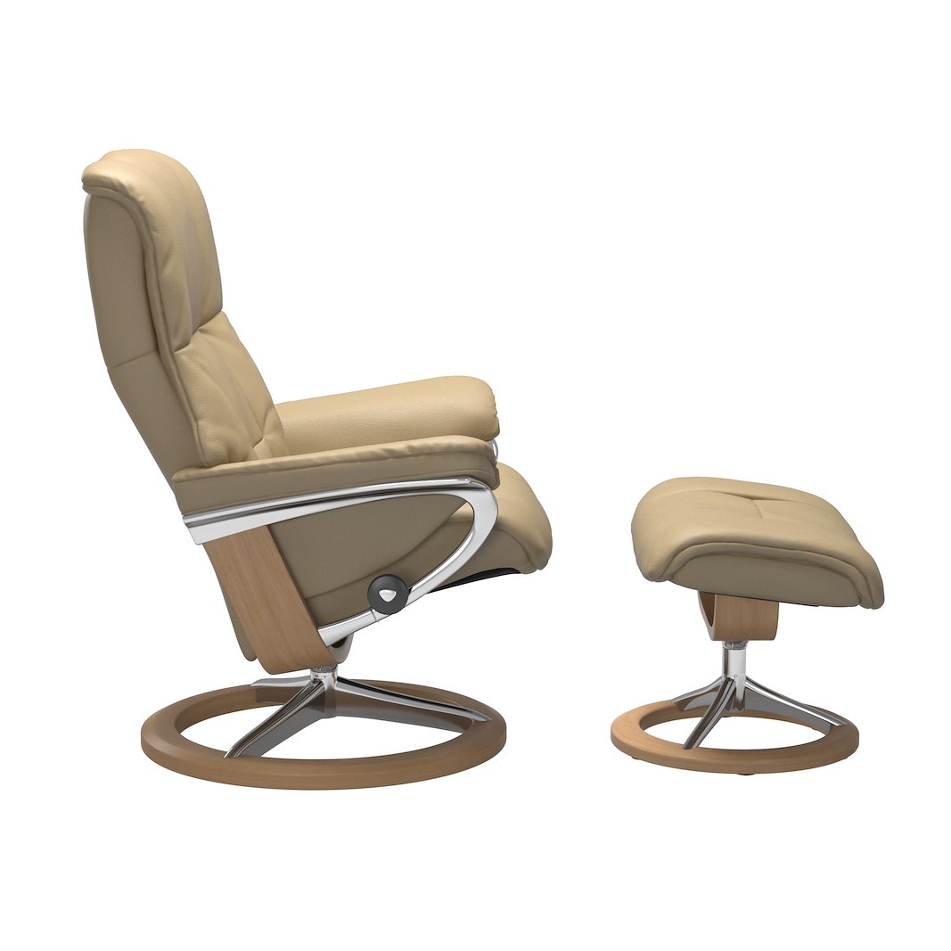 Mayfair (M) Signature lenestol med krakk Hud Velaro Beige og Signature understell i eikbeiset og krom.