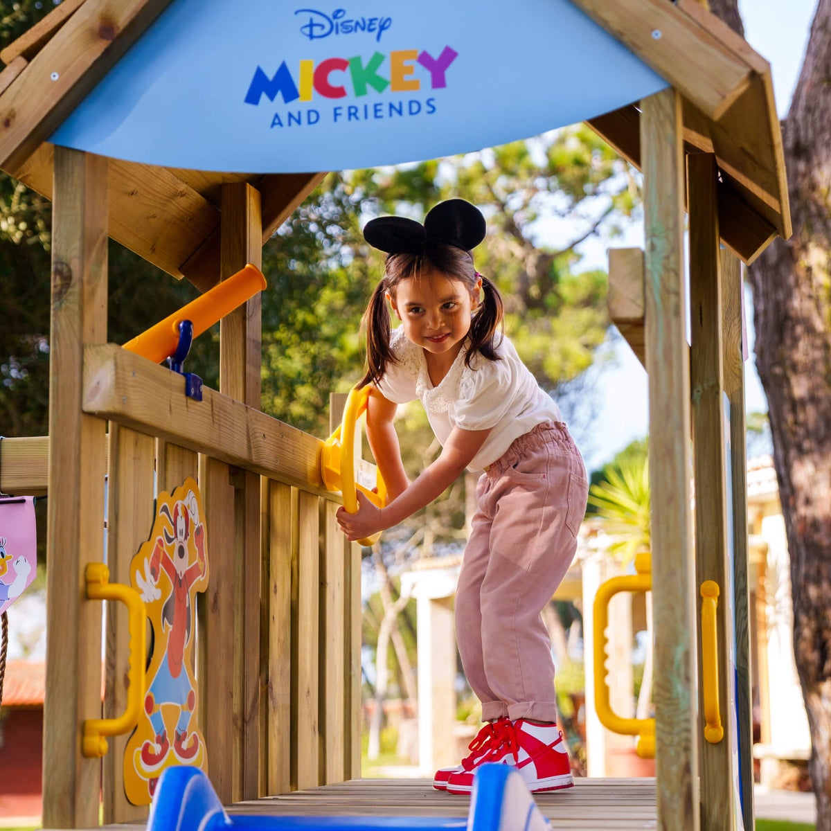 WICKEY Disney Mickey Mouse en Vrienden Avonturen Speeltoren met Glijbaan en Dubbele Schommel