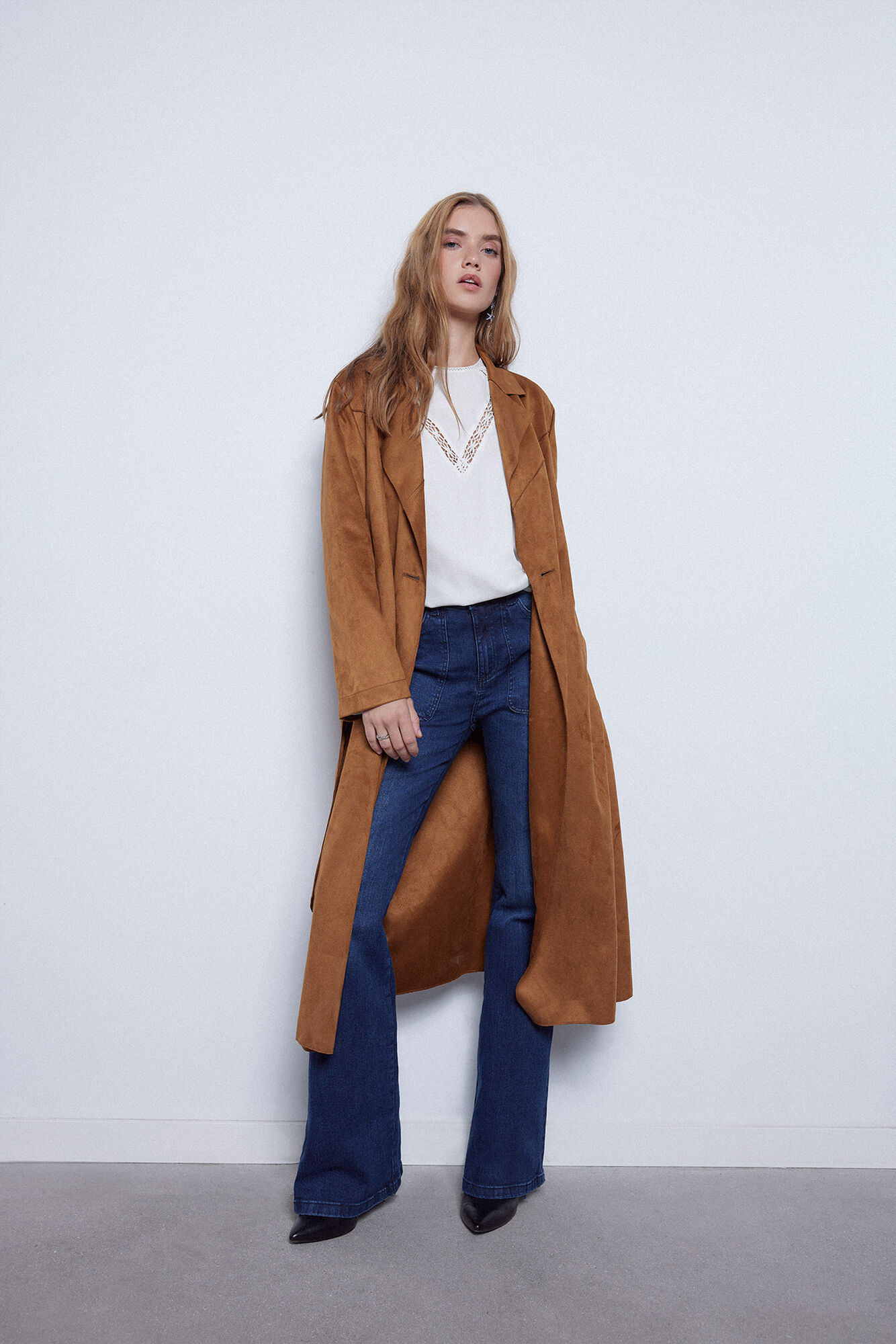 Trench coat com efeito camurça e franjas
