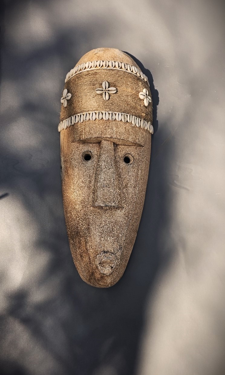 Primitif-Maske mit Muscheln, H 50 cm, B 20 cm, L 8 cm von fischer's lagerhaus