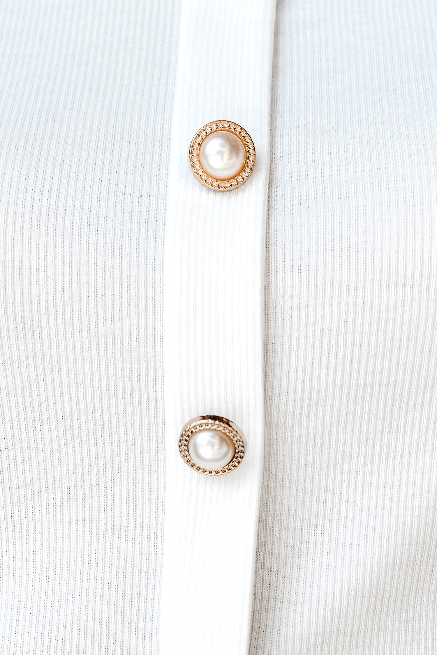 Haut avec manches bouffantes à boutons en mesh contrasté