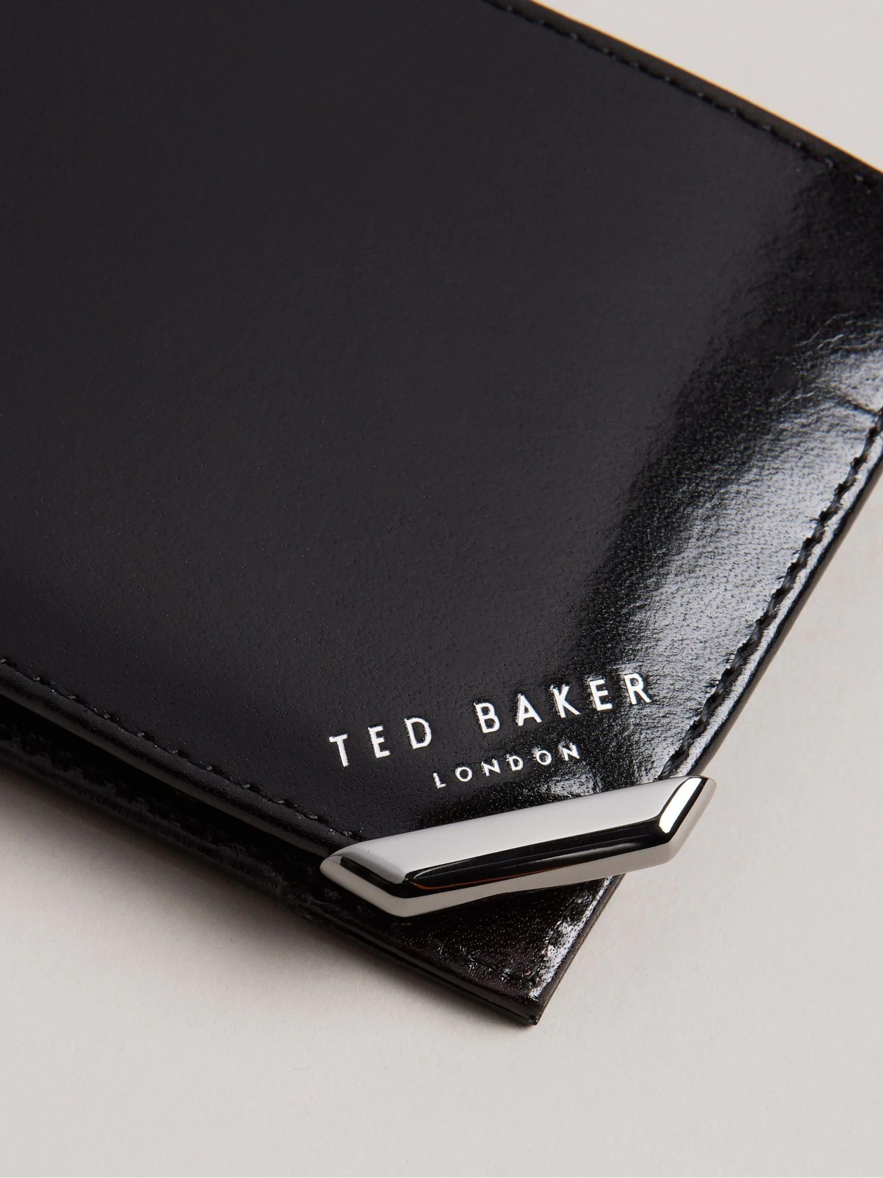 Ted Baker - Kornerr - Dubbelgevouwen portemonnee met metalen hoekjes