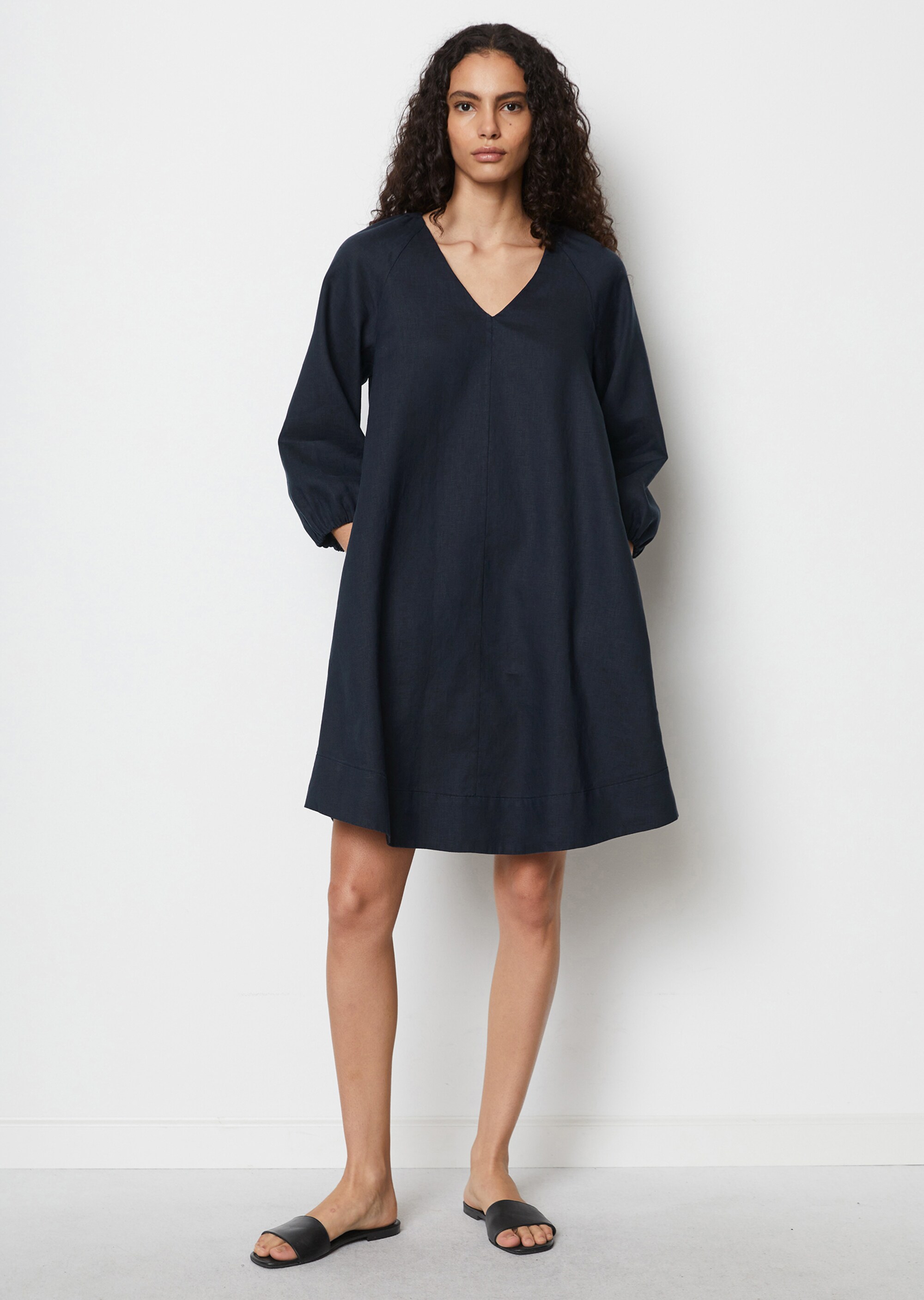 Kurzes Leinen-V-Neck-Kleid in A-Linie geschnitten