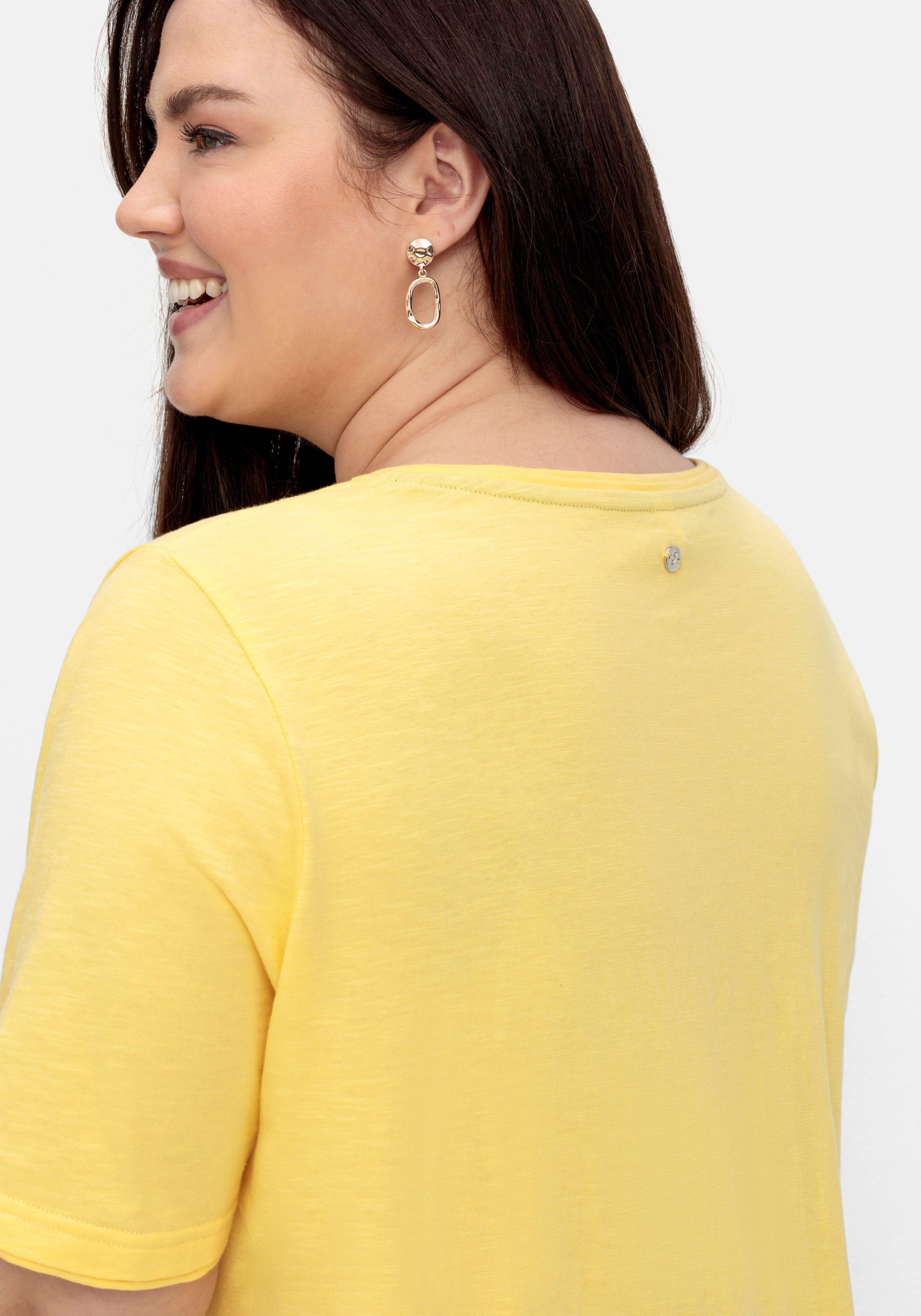 Shirt mit V-Ausschnitt und gerundetem Saum