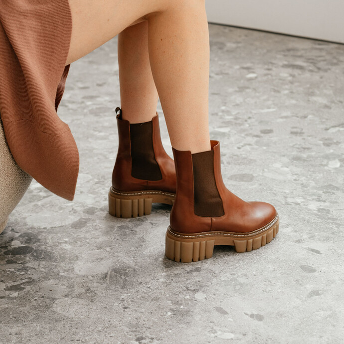 Boots à semelles crantées et élastiques  en cuir gras cognac