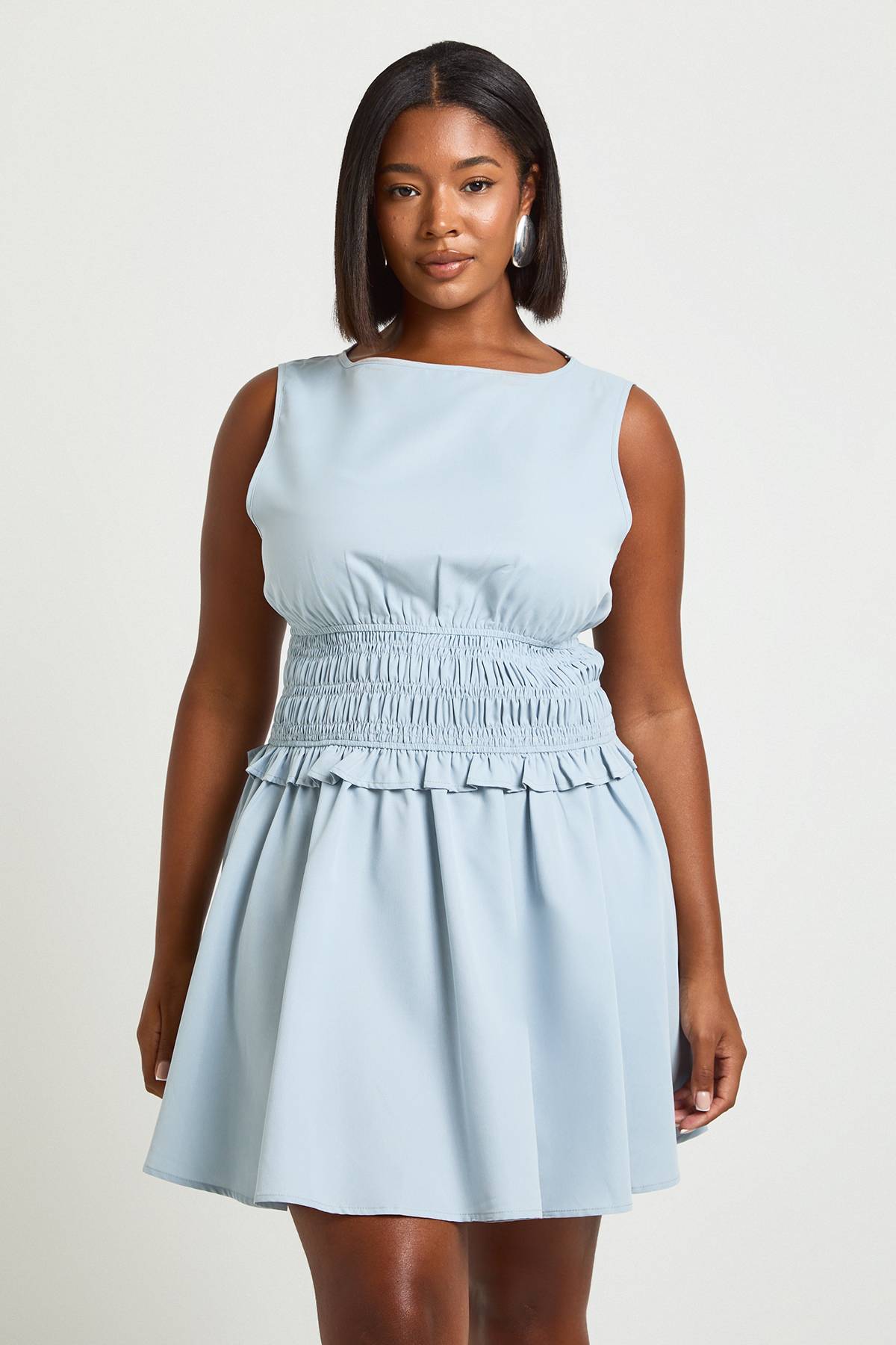 boohoo Robe Courte Grande Taille Sans Manches Avec Taille Froncée