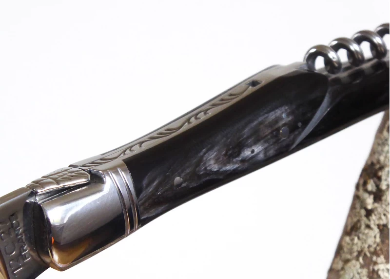 Couteau Laguiole avec un manche en Corne brune et tire bouchon et mitres Inox