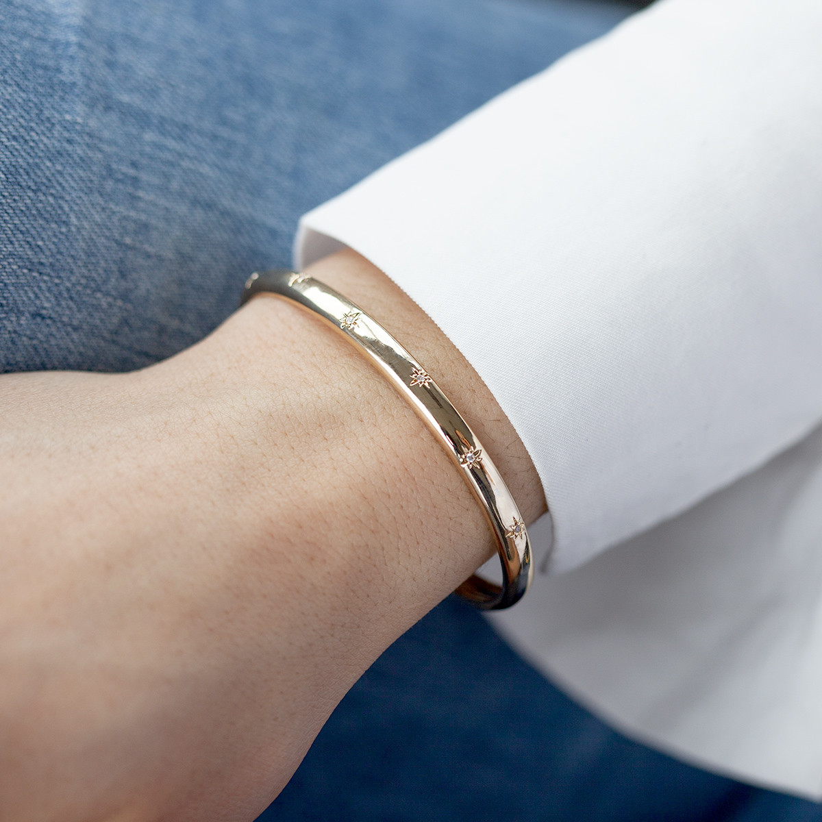 Bracelet plaqué or jaune, motif étoile zirconias. Diamètre 58 mm.