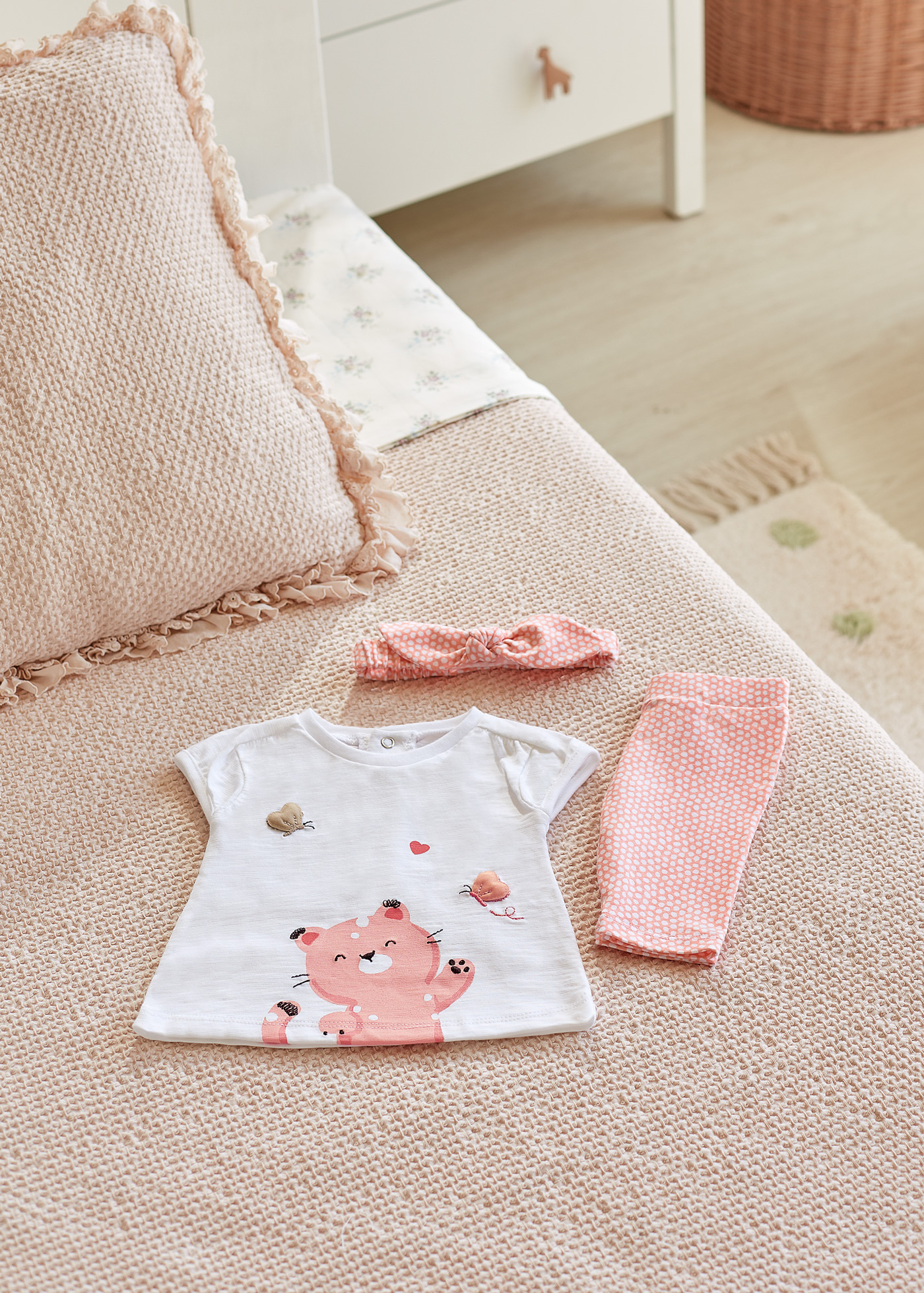 Conjunto de 3 peças em algodão sustentável para recém-nascidos.