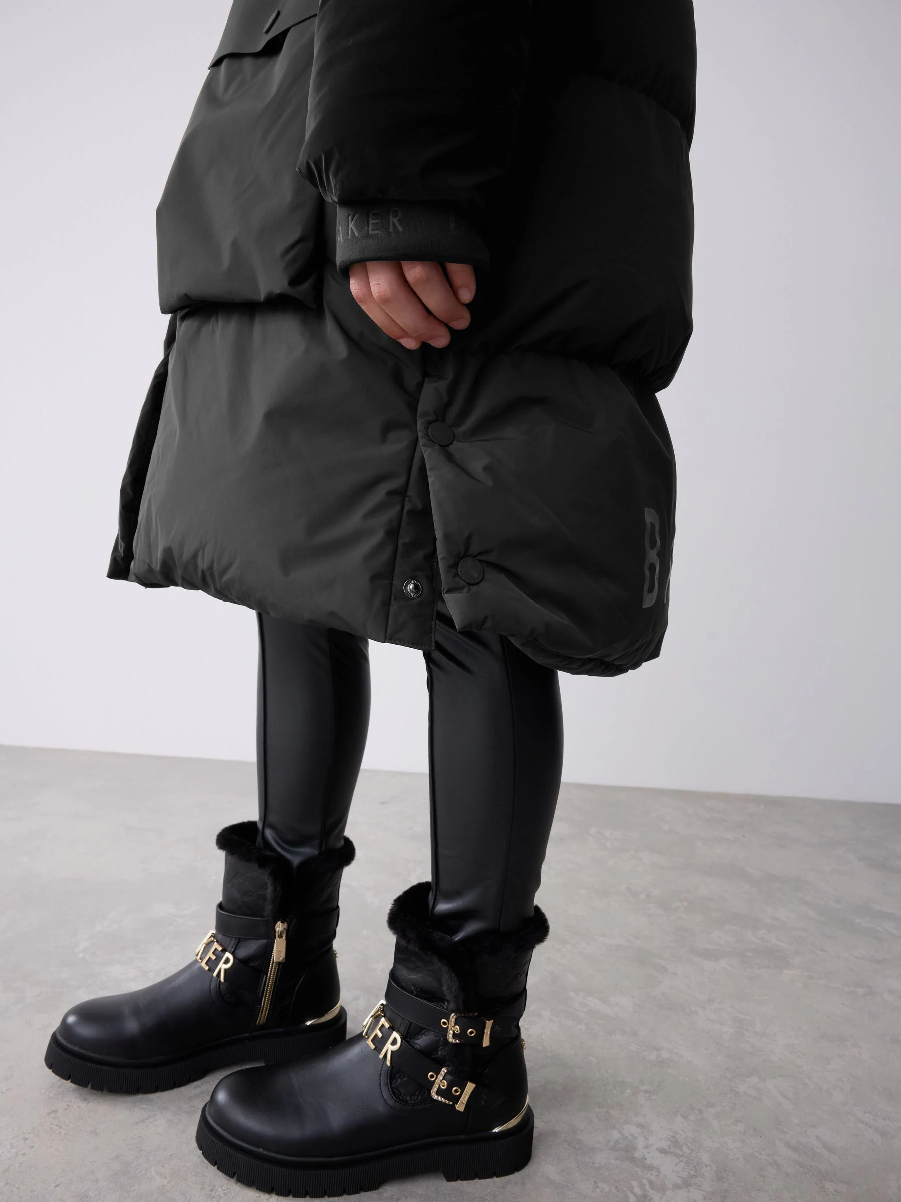 Baker by Ted Baker - Lange gewatteerde zwarte regenbestendige parka met riem