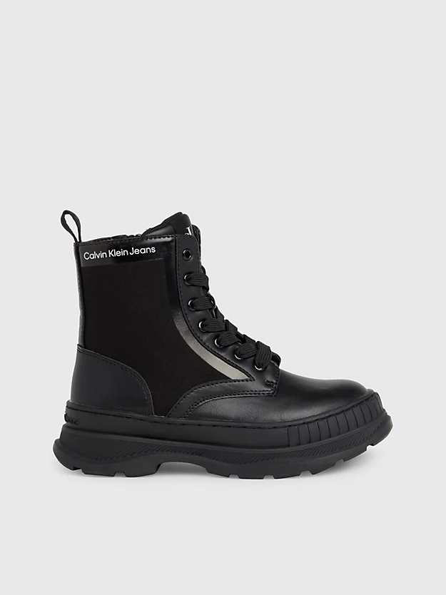 Botas infantis com cadarço