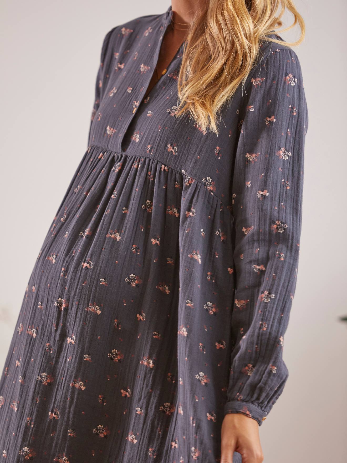 Vestido de maternidade e amamentação em chiffon de algodão estampado cinza escuro