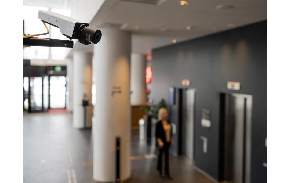 Netzwerkkamera P1388<br>Zuverlässige Überwachung von Innenräumen in 8 MP