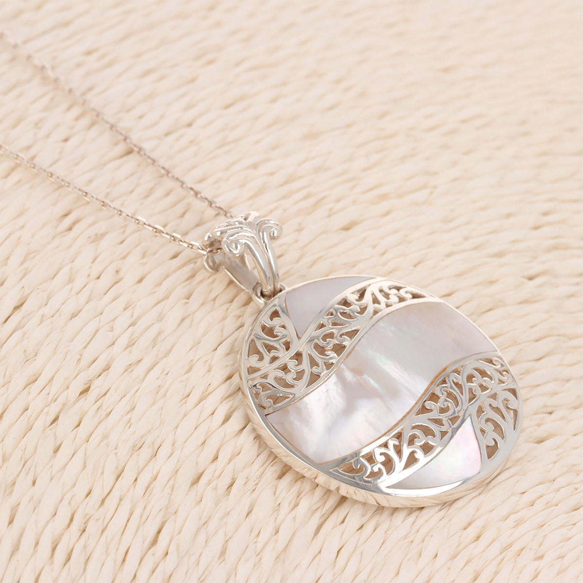 Pendentif ADEN en nacre blanche Argent massif rond