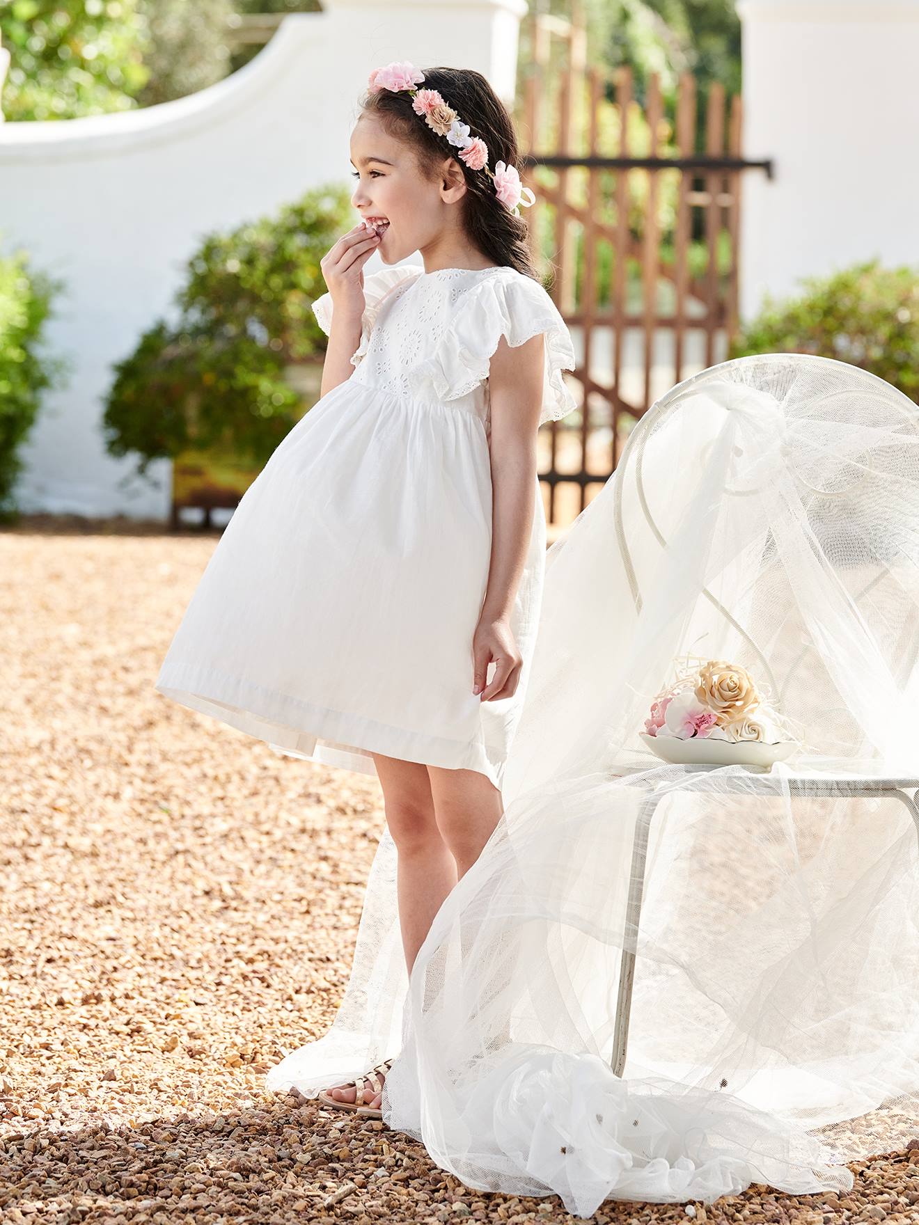 Vestido de festa off-white com detalhes em bordado inglês para menina
