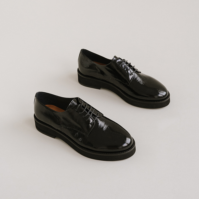Derbies à talons plats, bouts ronds et c...  en vernis plissé noir