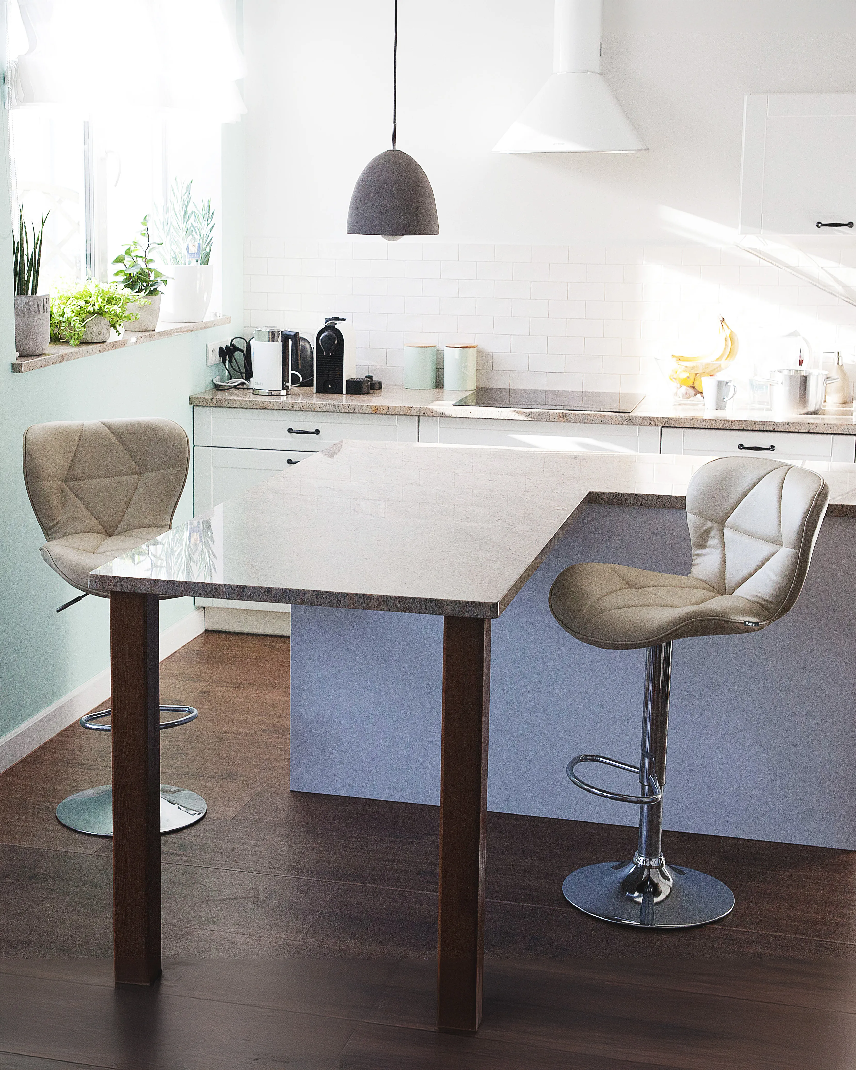 Set van 2 barstoelen VALETTA Kunstleer draaibaar Lichtbeige