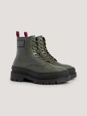 Botas de couro com travas e cadarço