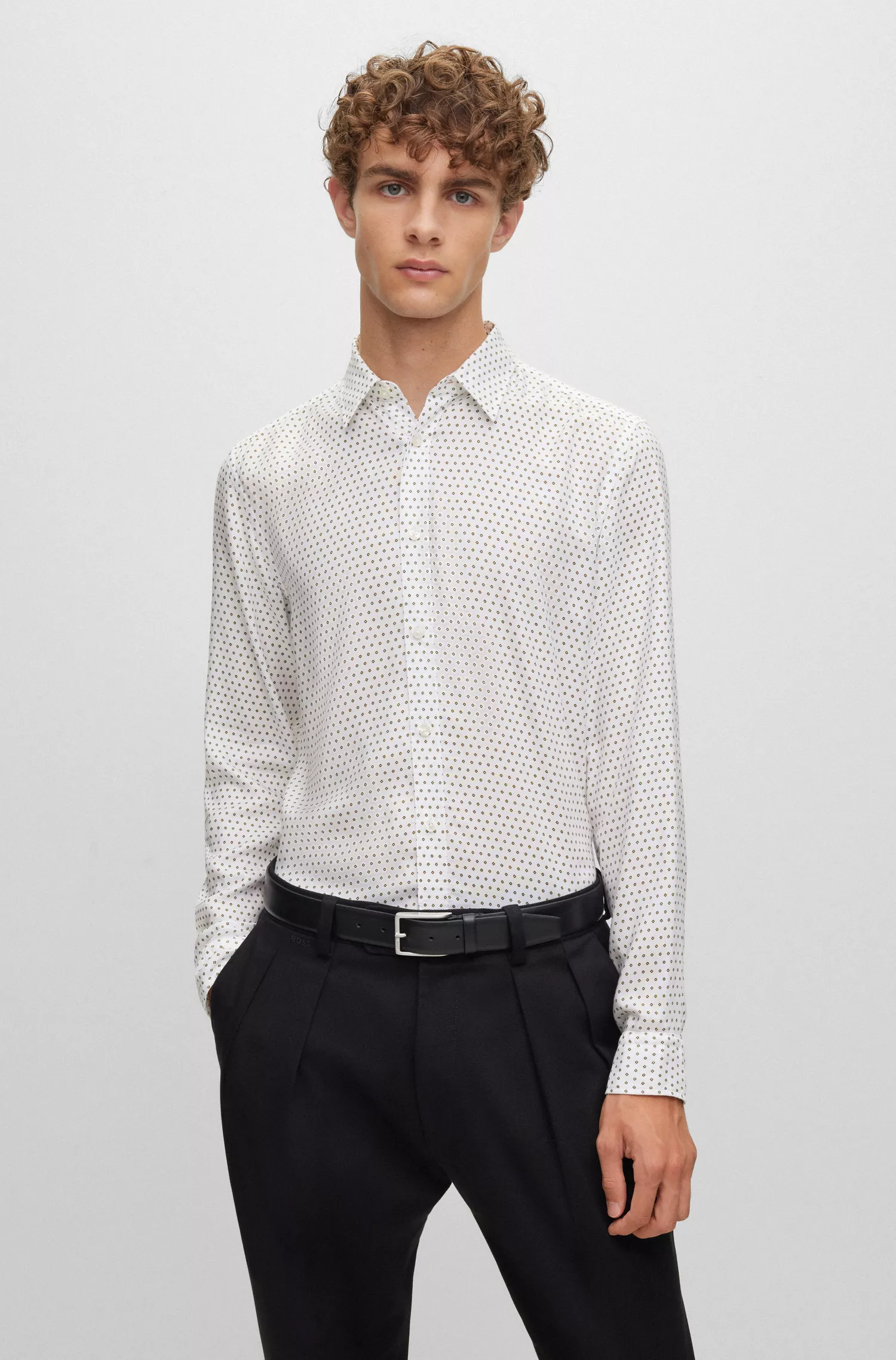Camisa BOSS preta de corte slim em tecido estruturado com estampa.