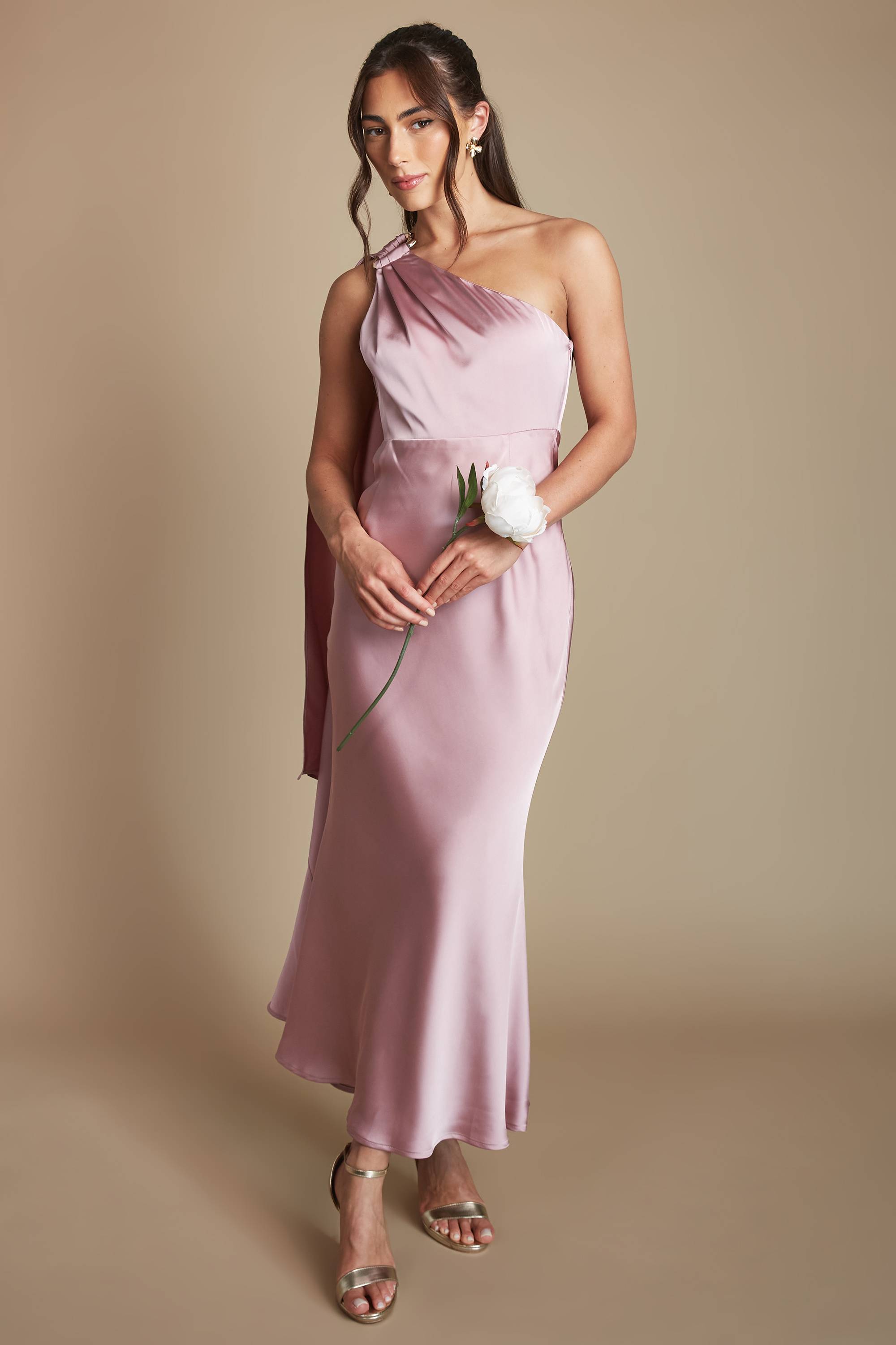 Coast Robe Longue Satinée Asymétrique Petite Taille Pour Demoiselle D'honneur Avec Finition Dorée
