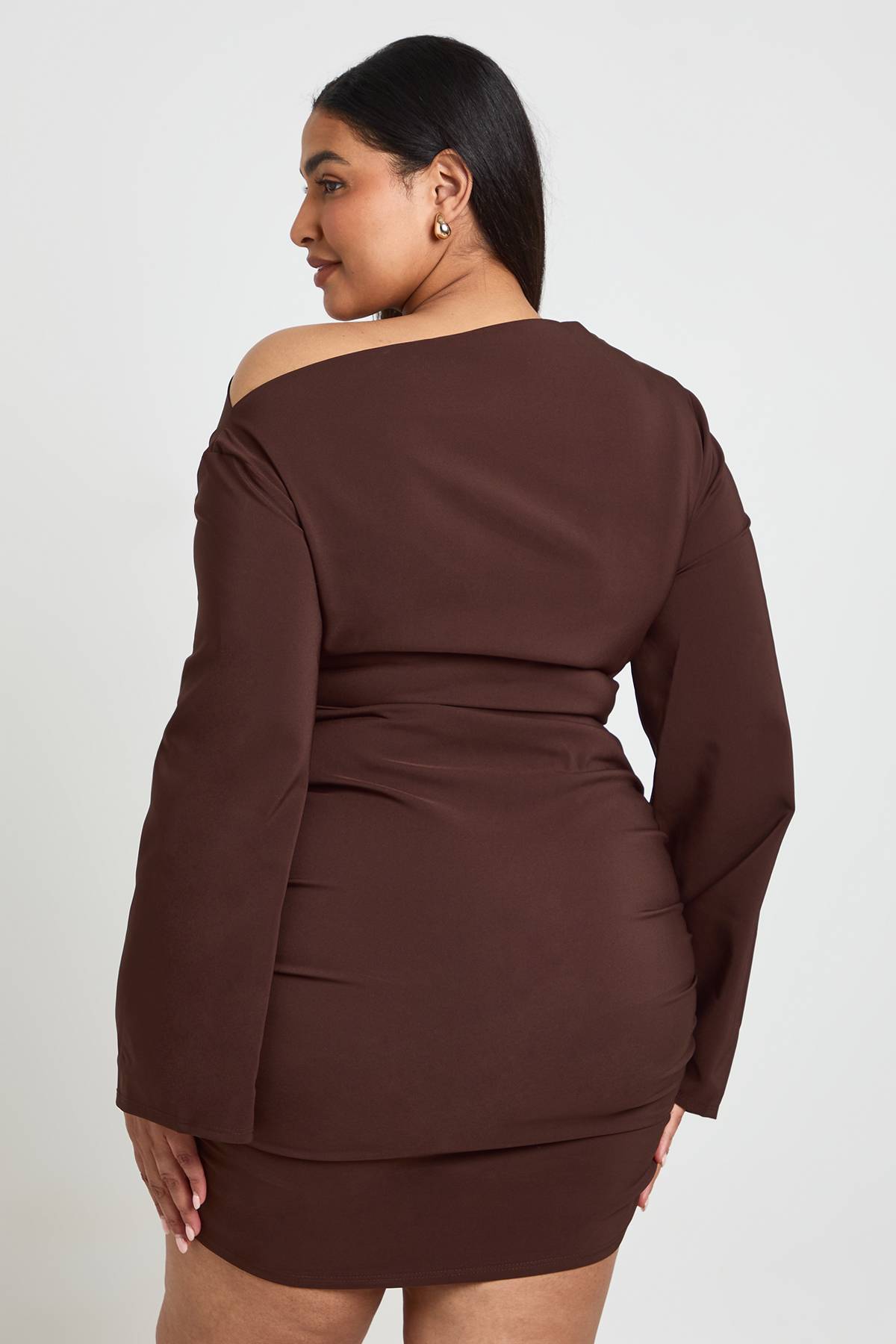 boohoo Robe Mini Grande Taille À Manches Évasées, Épaules Dénudées Et Fronces