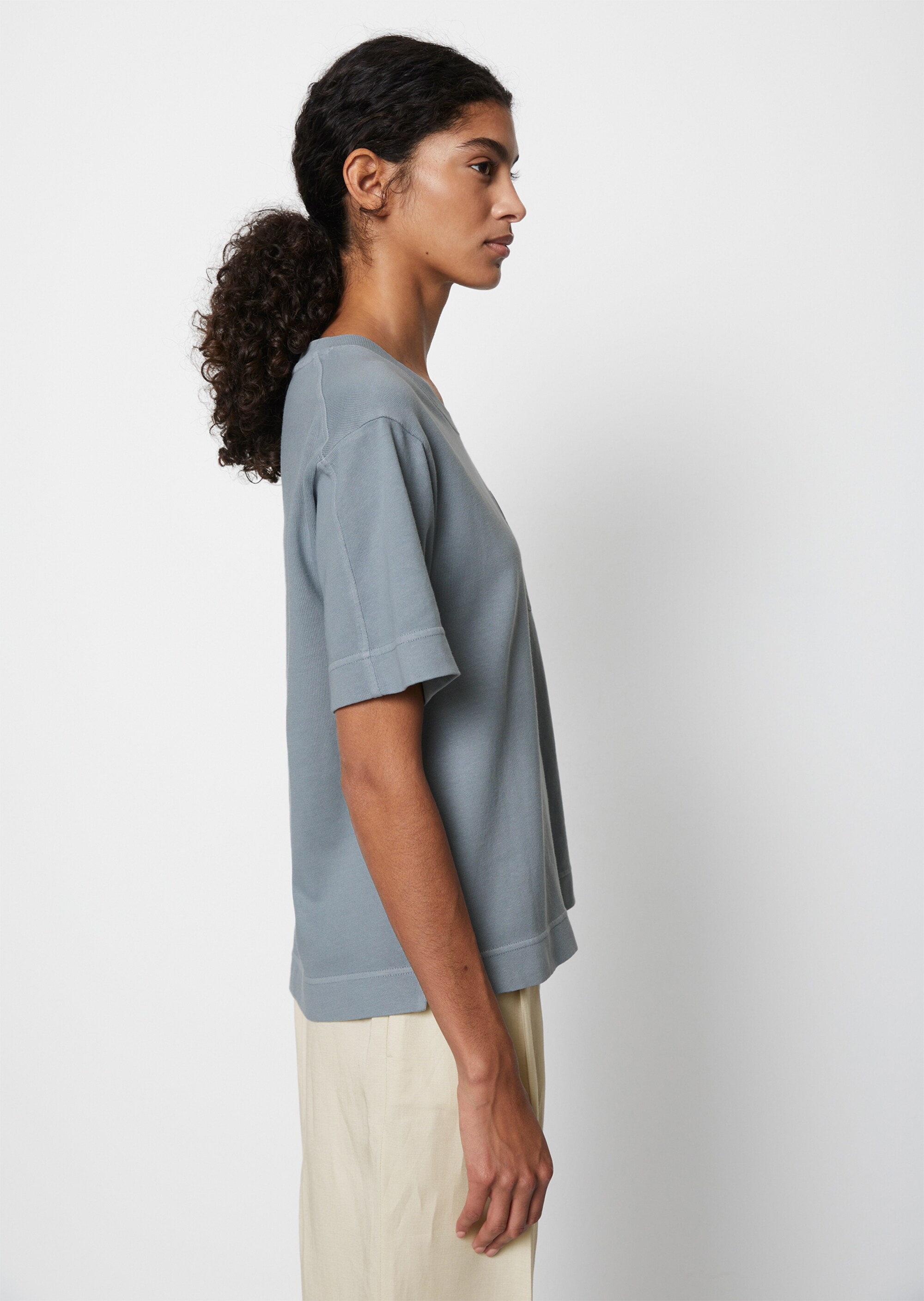 T-Shirt loosemit aufgesetzter Satin-Tasche
