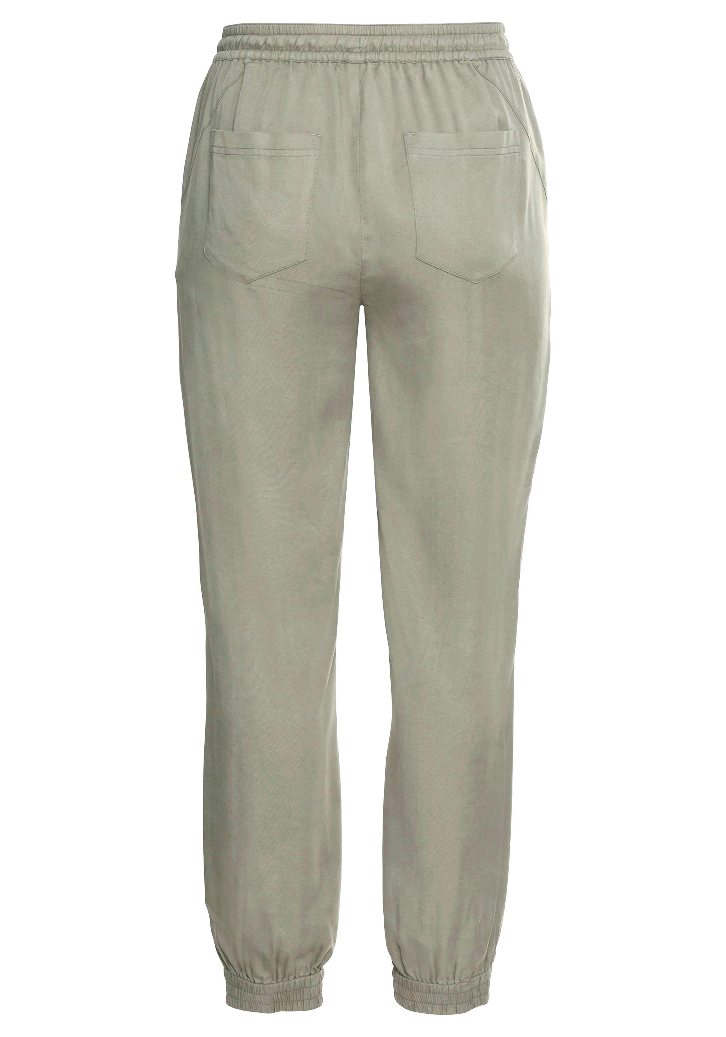 Joggpants mit goldfarbenen Details