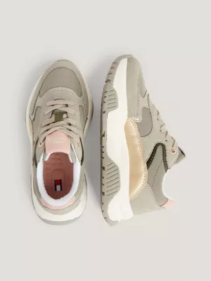 Tênis com travas grossas e bandeira