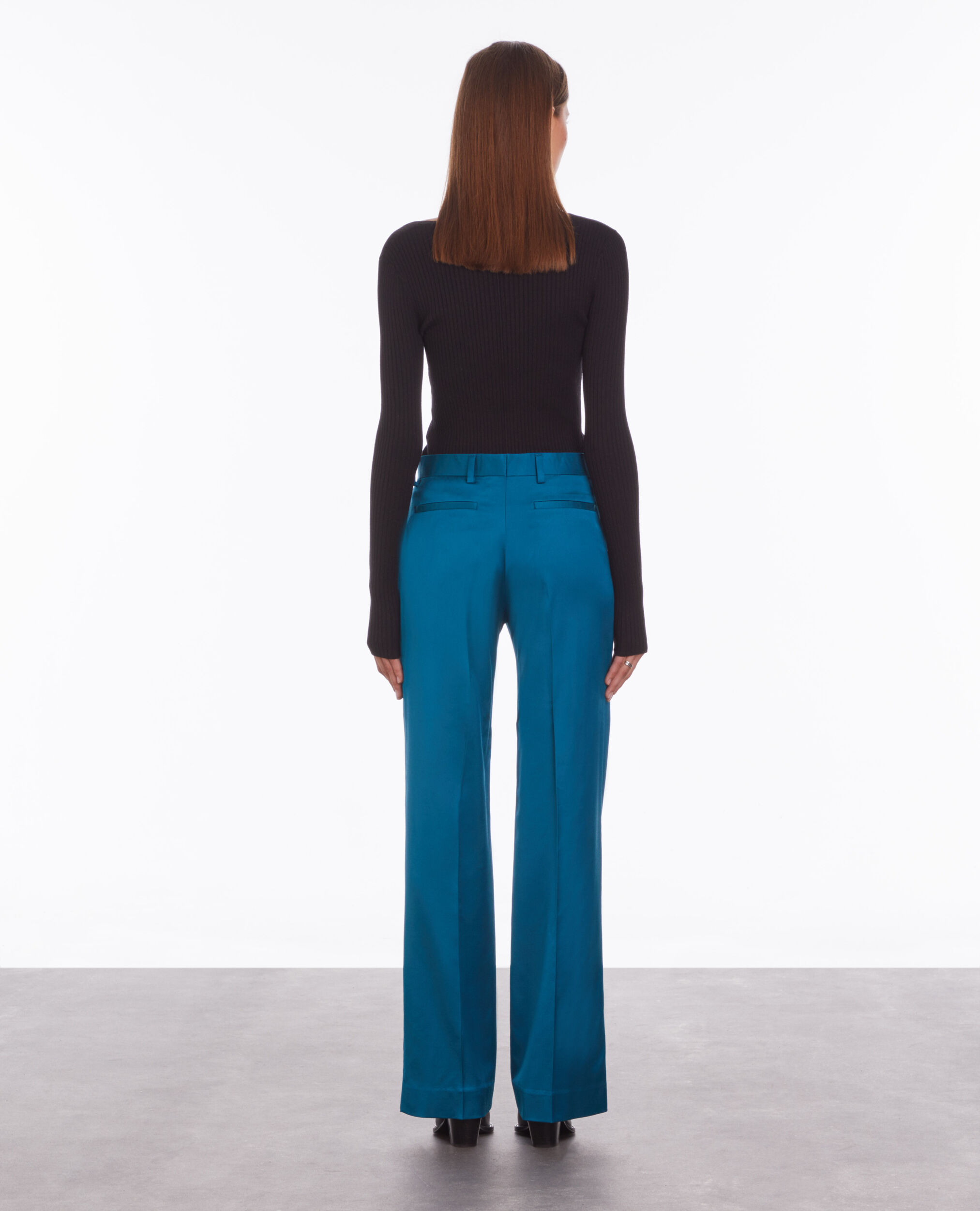 Pantalon tailleur bleu satiné