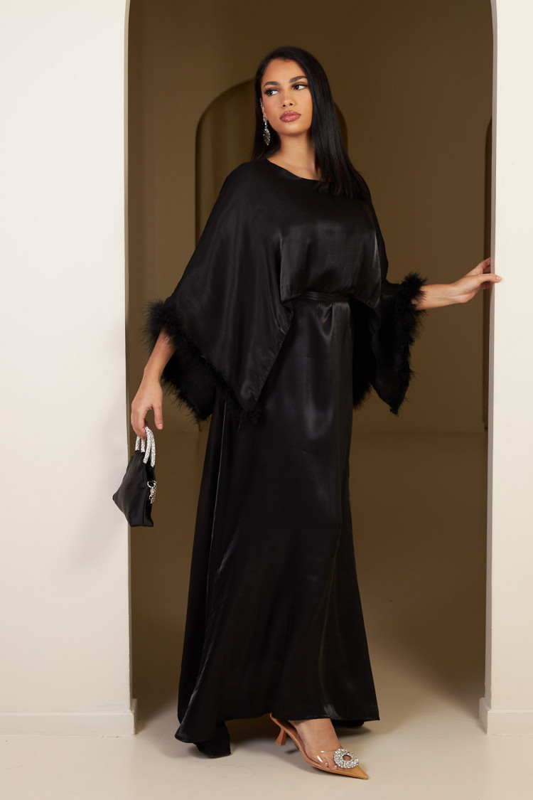 Robe longue noir satiné manche plume