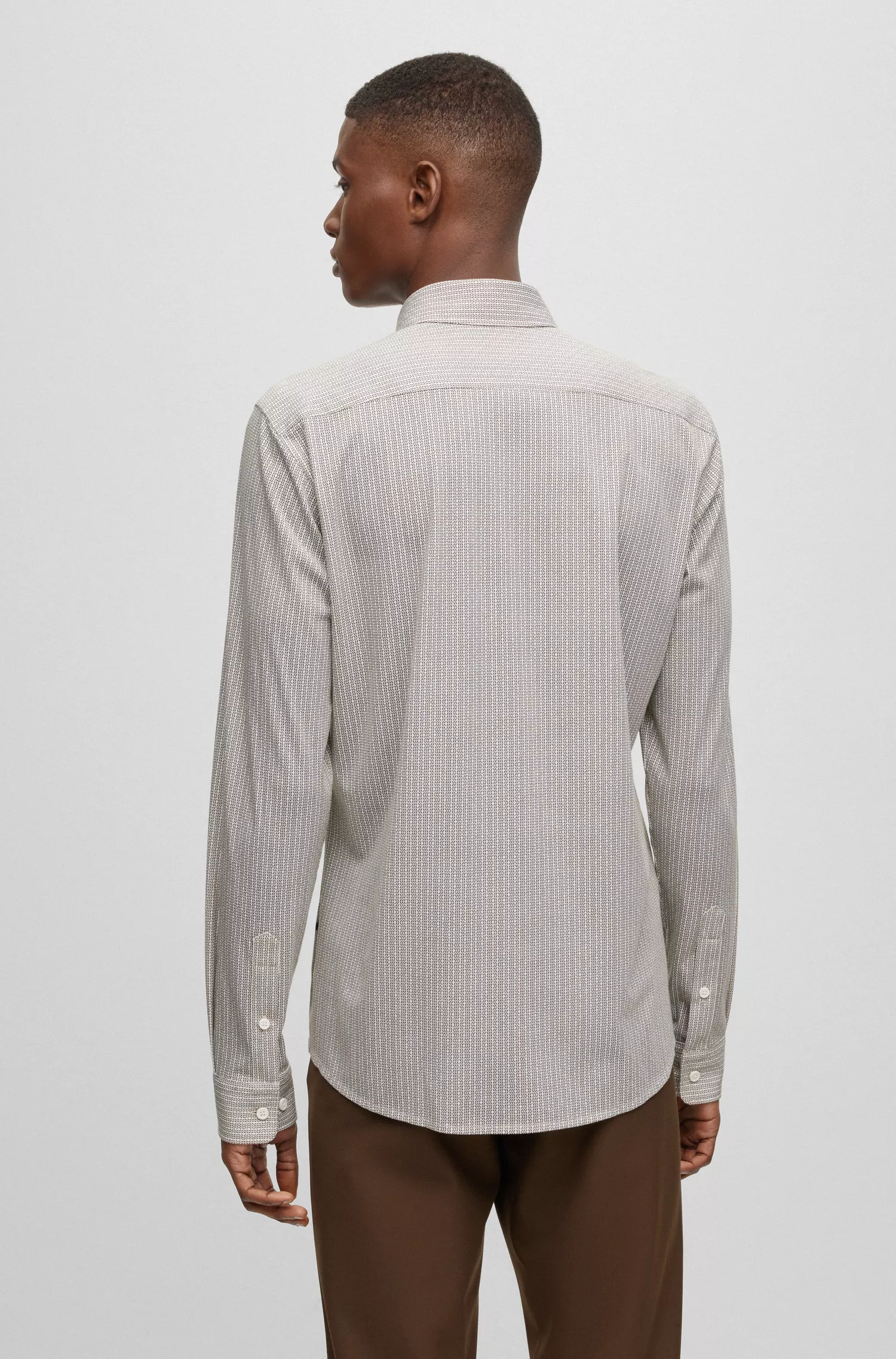 Camisa BOSS preta de corte slim em tecido elástico de alta performance com estampa.