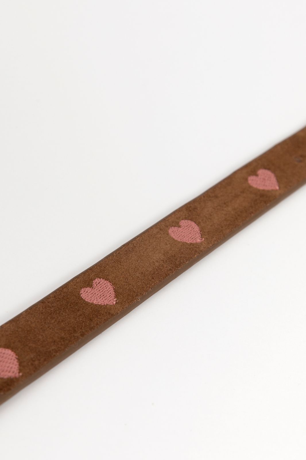 Donkerbruine suède riem met roze hartjes embroidery