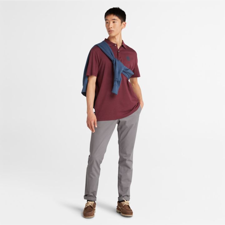 Polo com logo e tecnologia Refibra para homem na cor bordô.